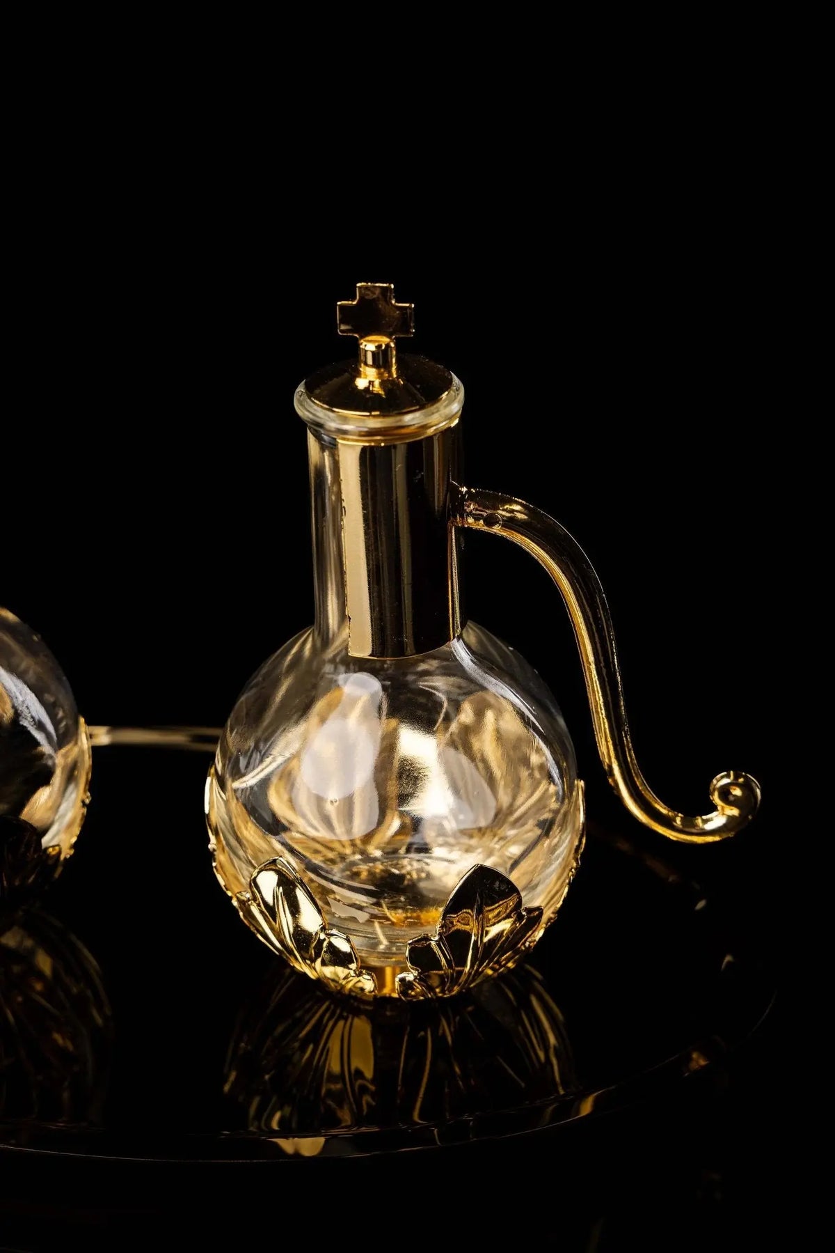 Dorée, burette liturgique avec croix et feuilles, vue latérale