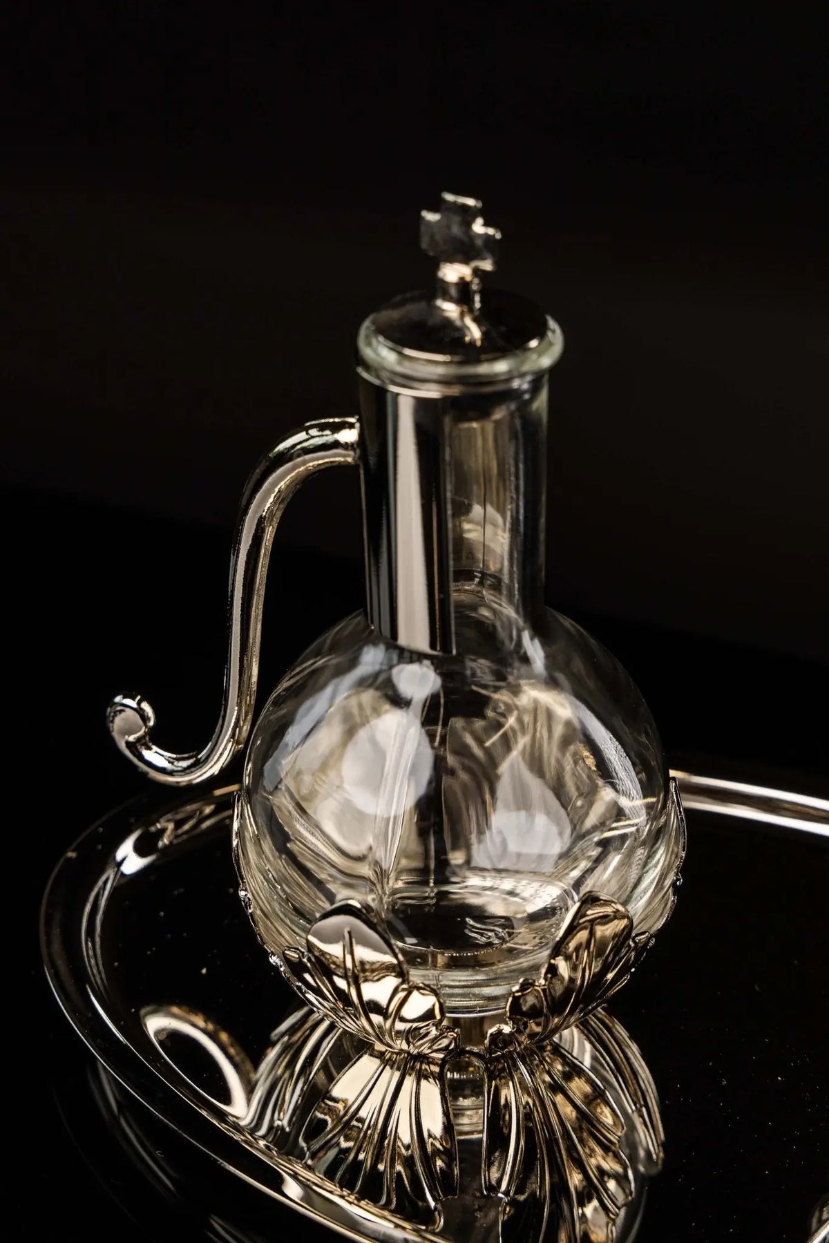 Argentée, burette liturgique avec plateau, croix et motifs floraux, vue rapprochée de face