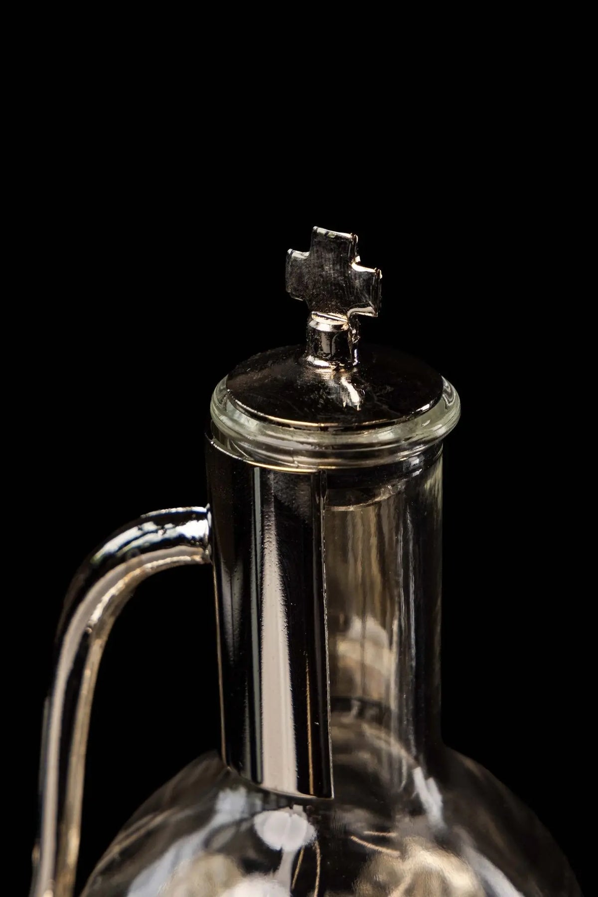 Argentée, burette liturgique avec plateau, croix sur le couvercle, gros plan du dessus