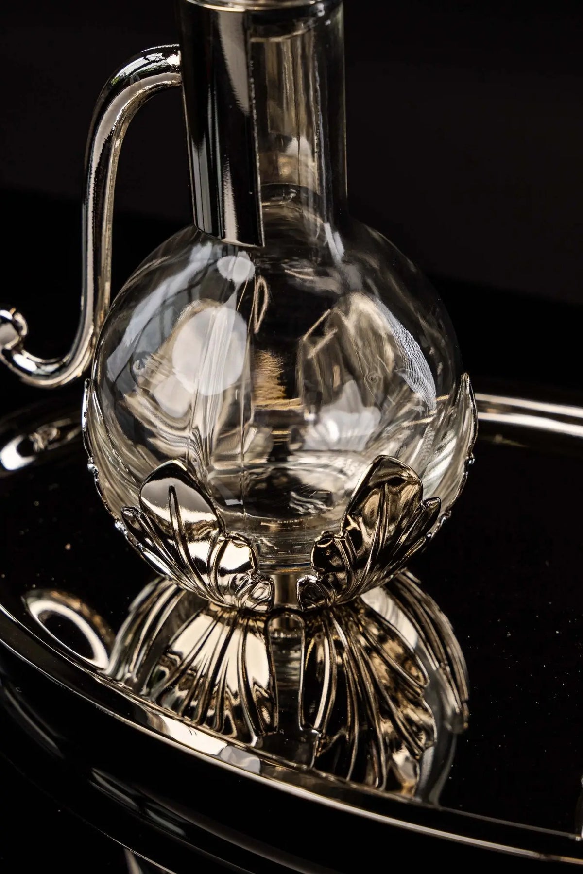 Argentée, burette liturgique avec plateau, motifs floraux et poignée courbe, gros plan