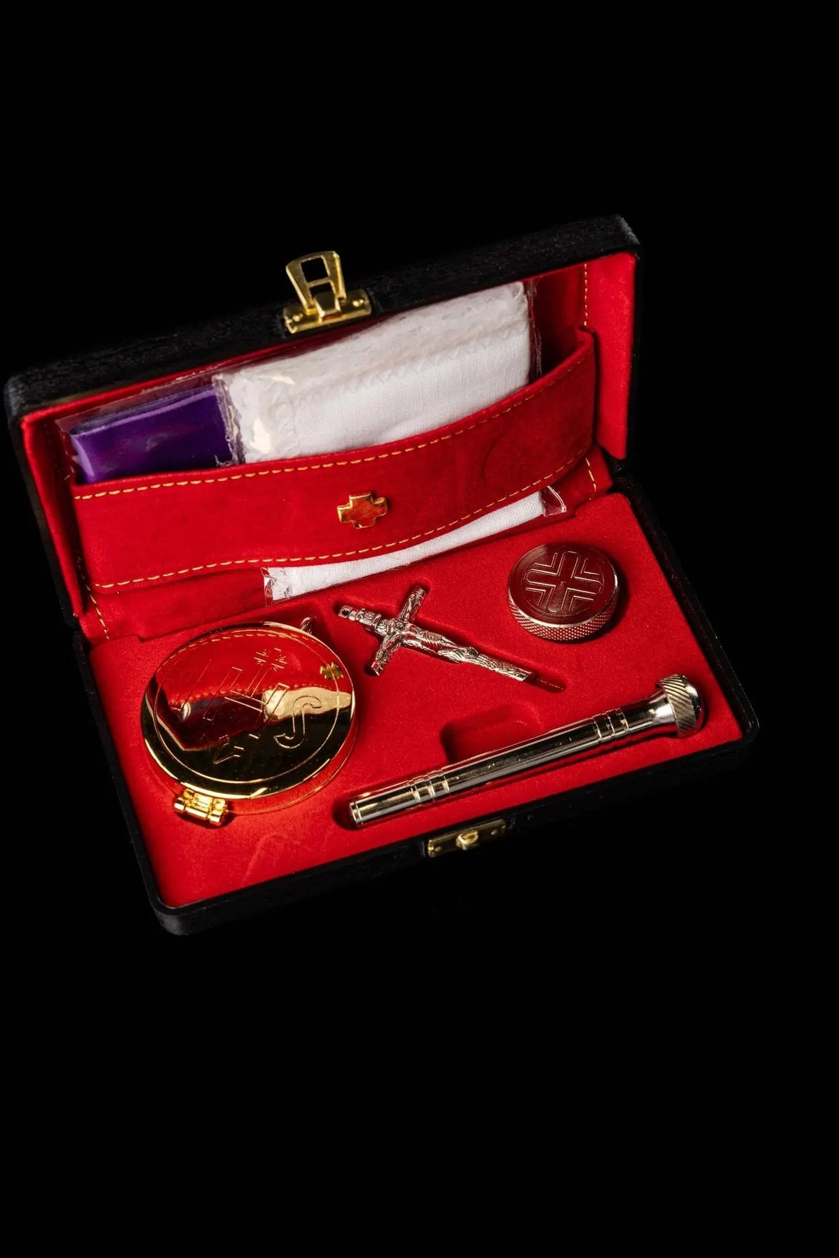 Rouge bourse liturgique avec équipement, croix et accessoires, vue ouverte