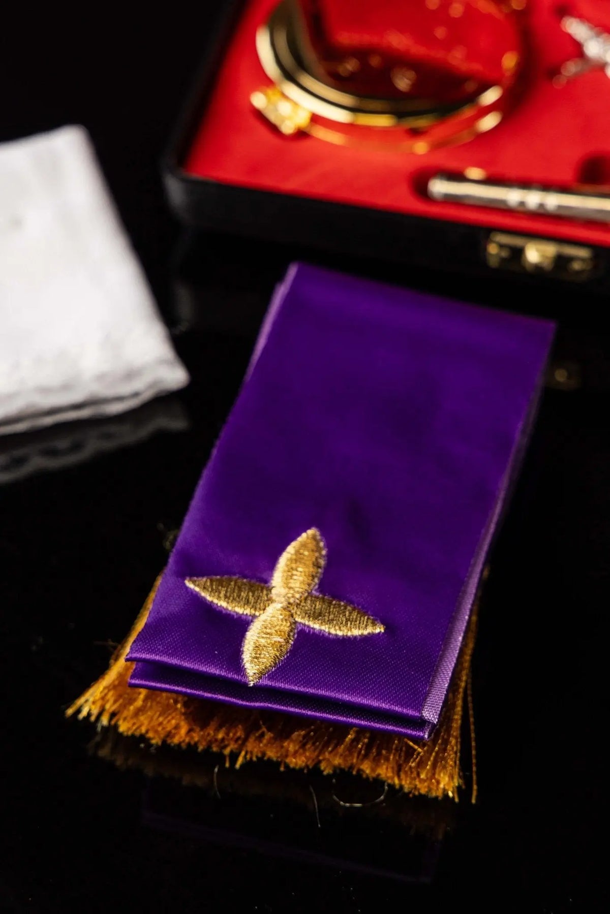 Violet bourse liturgique avec équipement, agneau brodé et franges dorées, gros plan