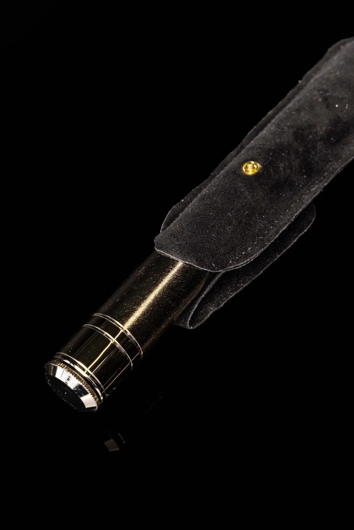 Goupillon en métal avec étui, 6,75 pouces (17 cm), étui noir et goupillon fermé, vue rapprochée