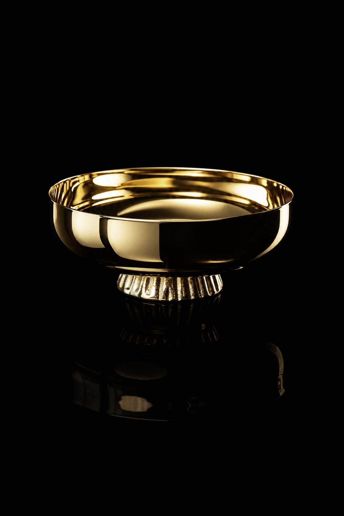 Gold-plated paten for concelebration, 5.5 in (14 cm), plain raised bowl with fluted base, front view