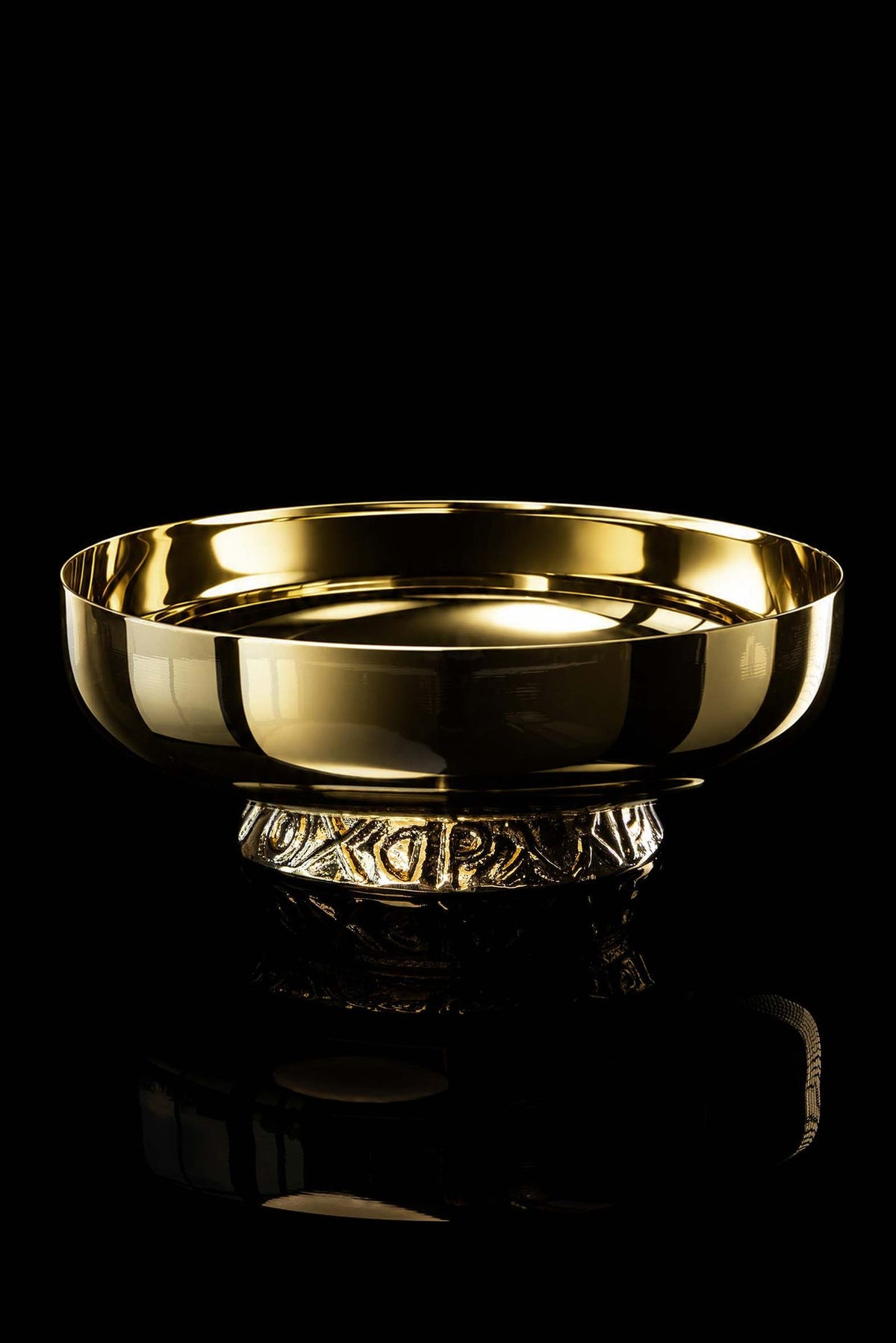 Gold-plated paten with ornate nodus, front view