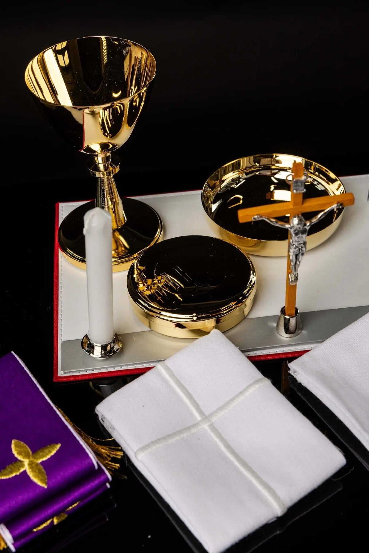 Dorée valise-chapelle avec équipement liturgique complet, calice, patène et croix, vue ouverte