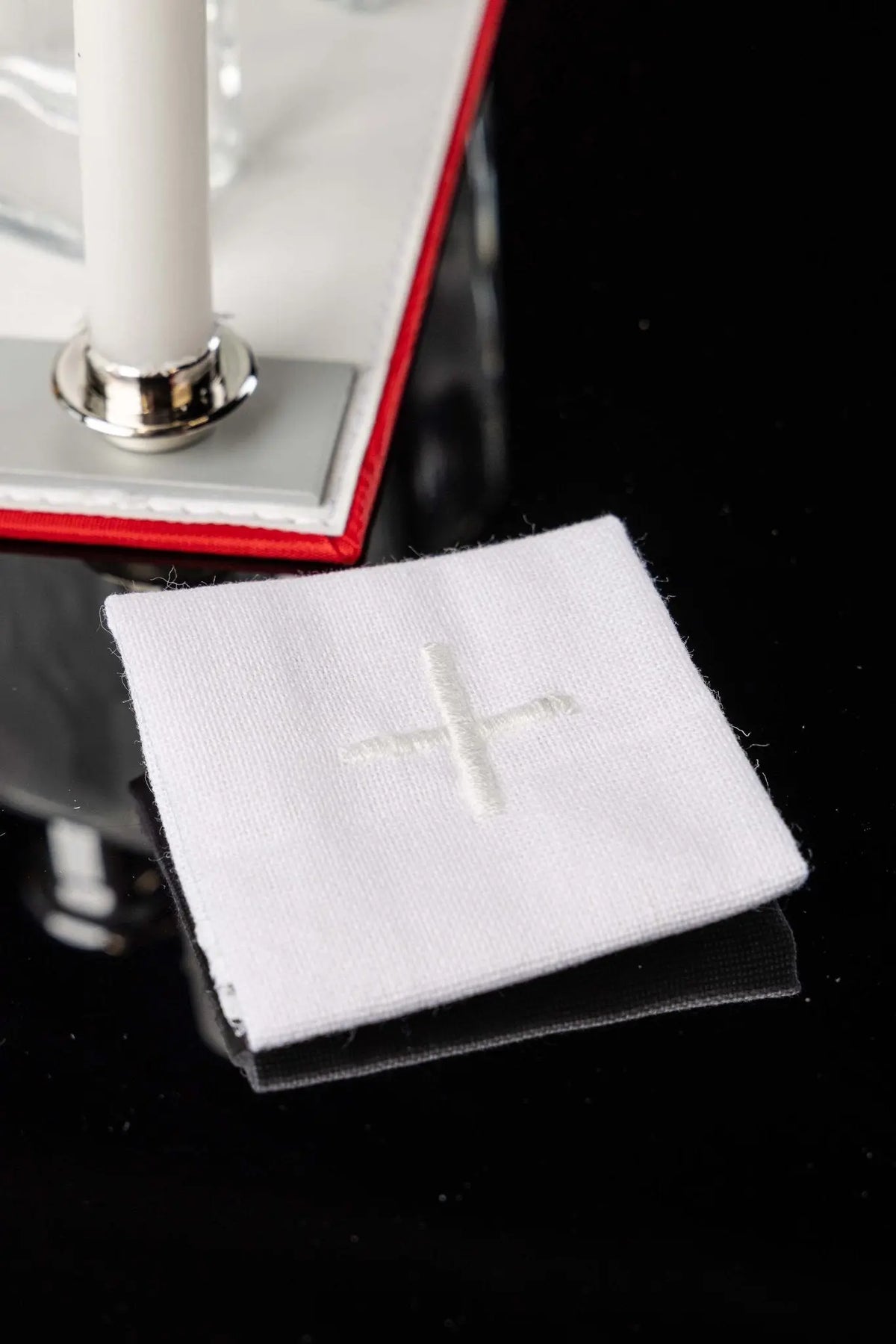 Blanc valise-chapelle avec équipement liturgique complet, linges de calice à croix brodée, gros plan