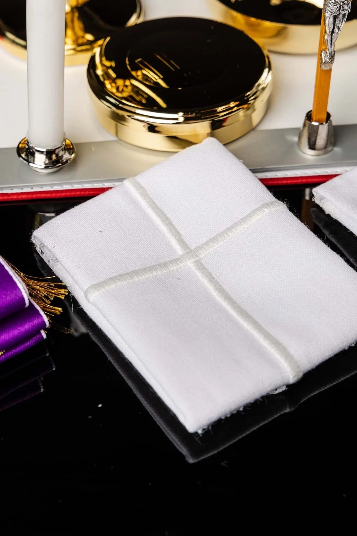 Blanc valise-chapelle avec équipement liturgique complet, linge de calice à croix brodée, vue rapprochée