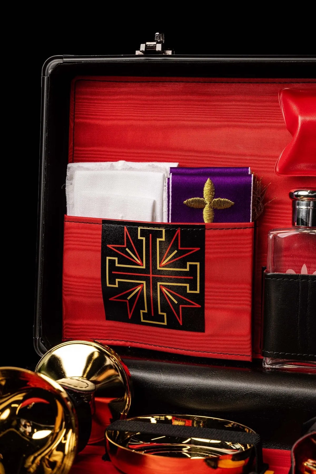 Valise-chapelle rouge, croix en bois et Christ en métal, gros plan