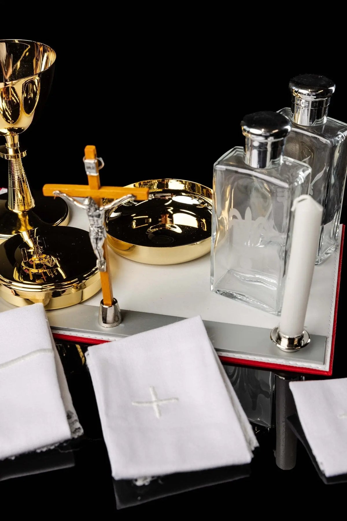 Valise-chapelle rouge, burettes en verre à motif floral, gros plan