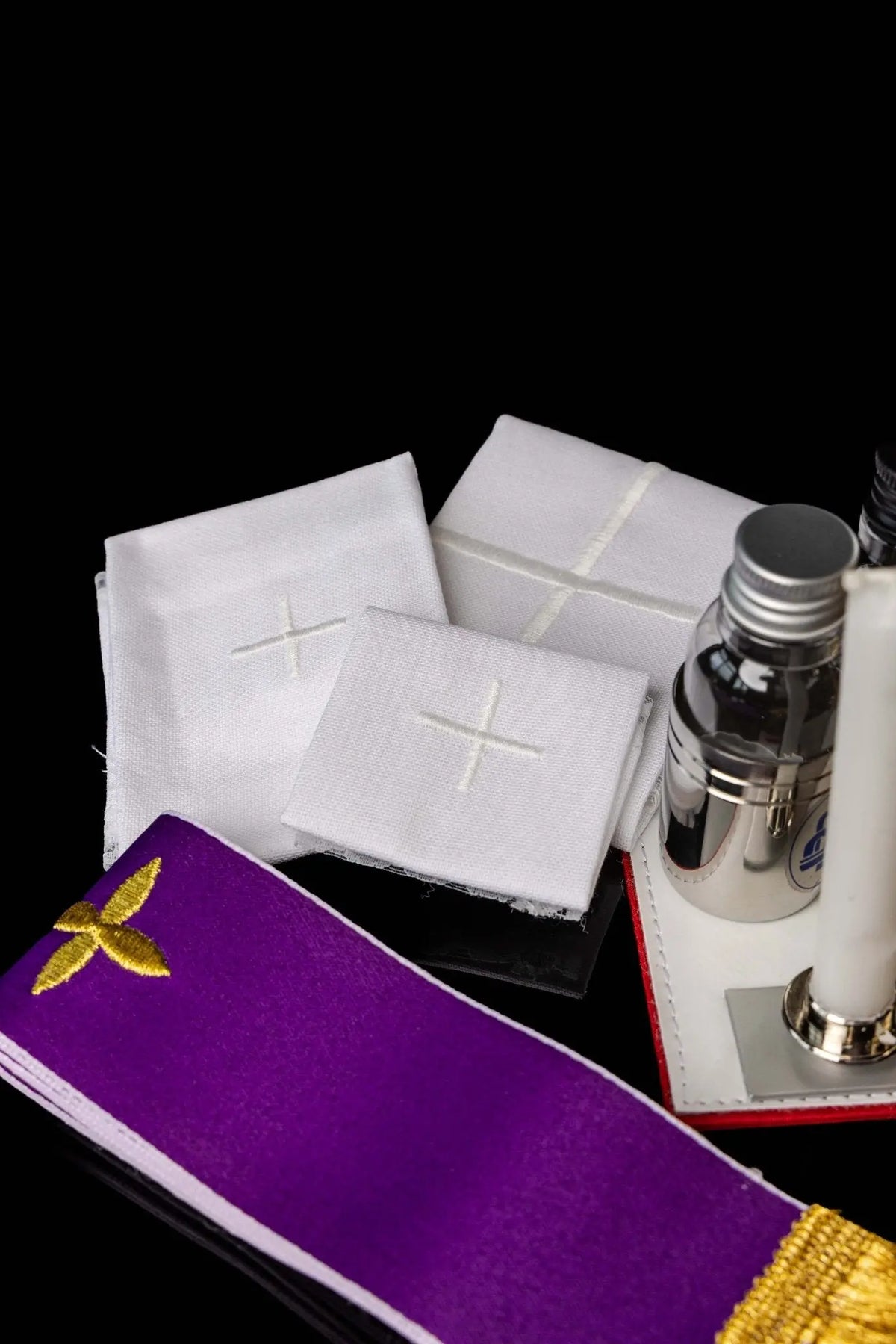 Valise de mission noire avec équipement liturgique, gros plan sur le calice et les cierges