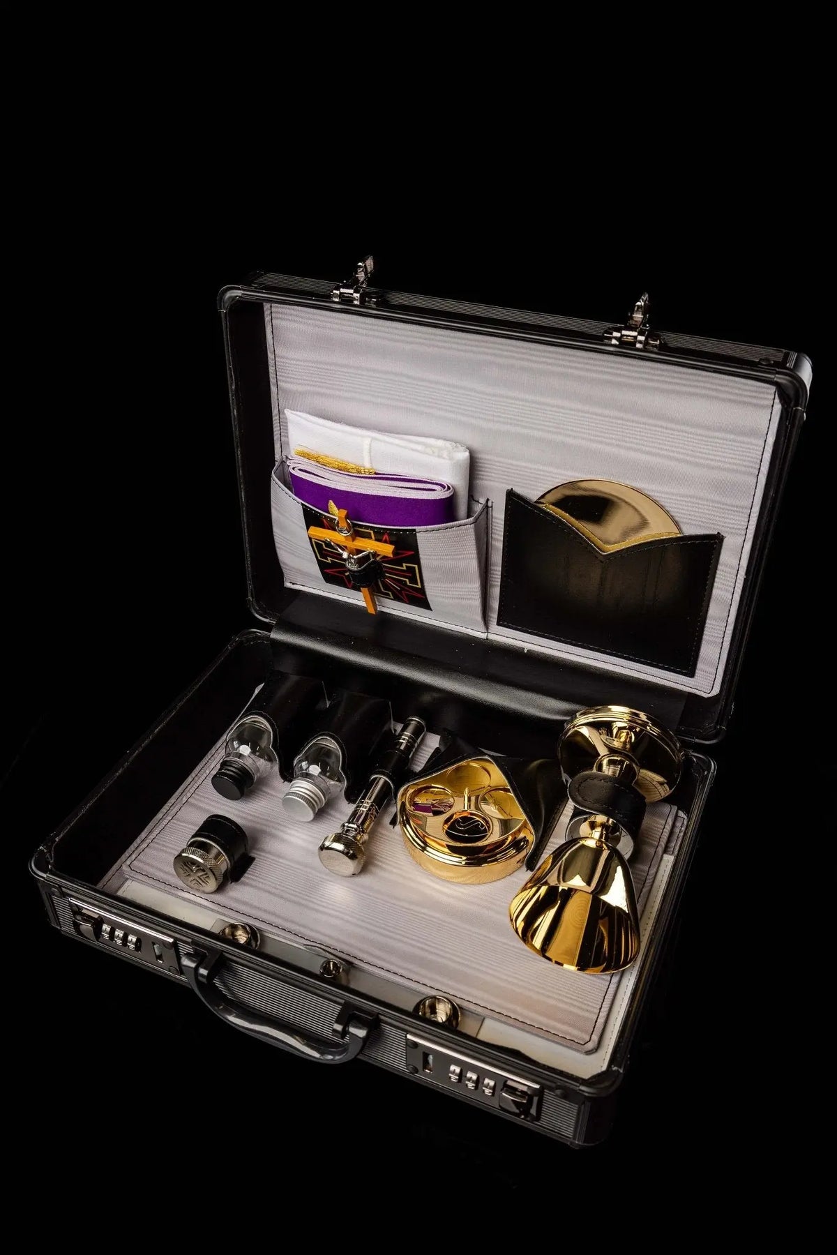 Valise avec équipement liturgique en aluminium ouverte, avec ses accessoires liturgiques