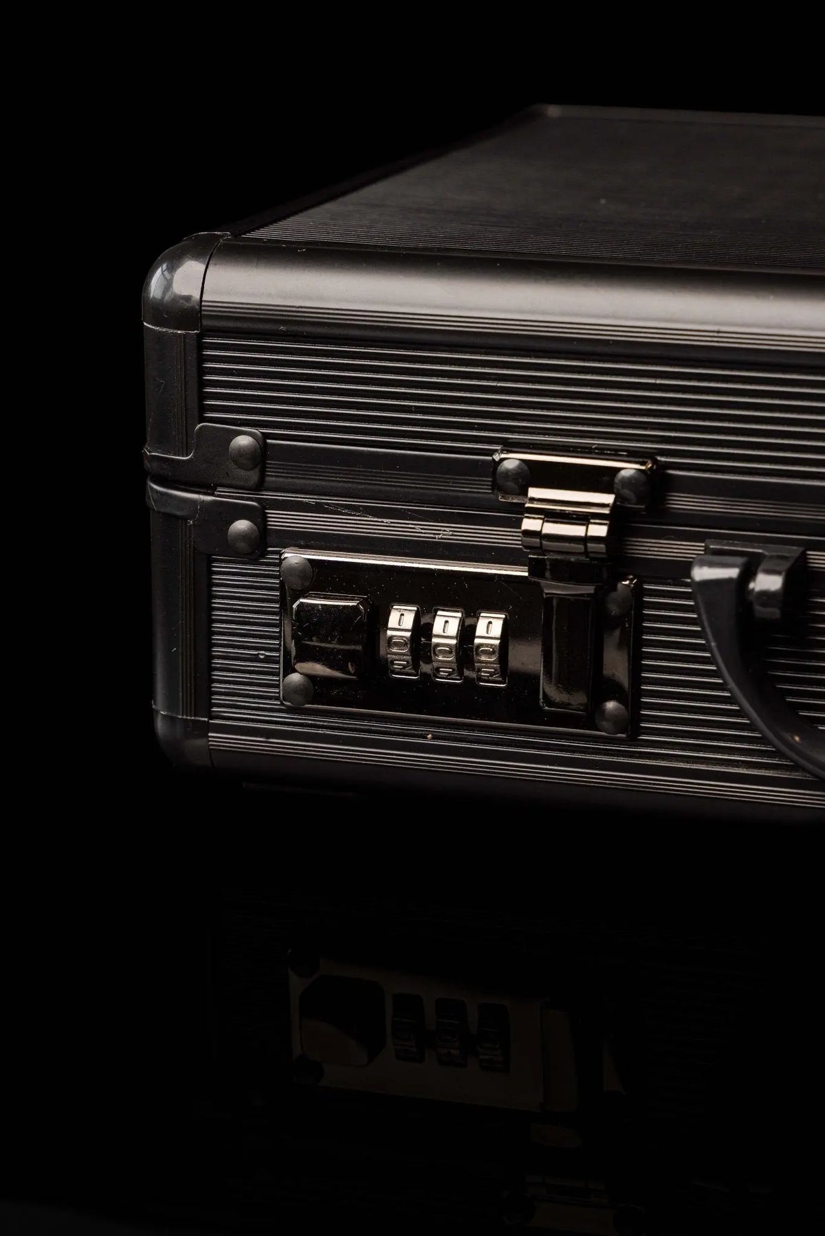 Valise noire avec équipement liturgique en aluminium, gros plan sur une serrure à combinaison