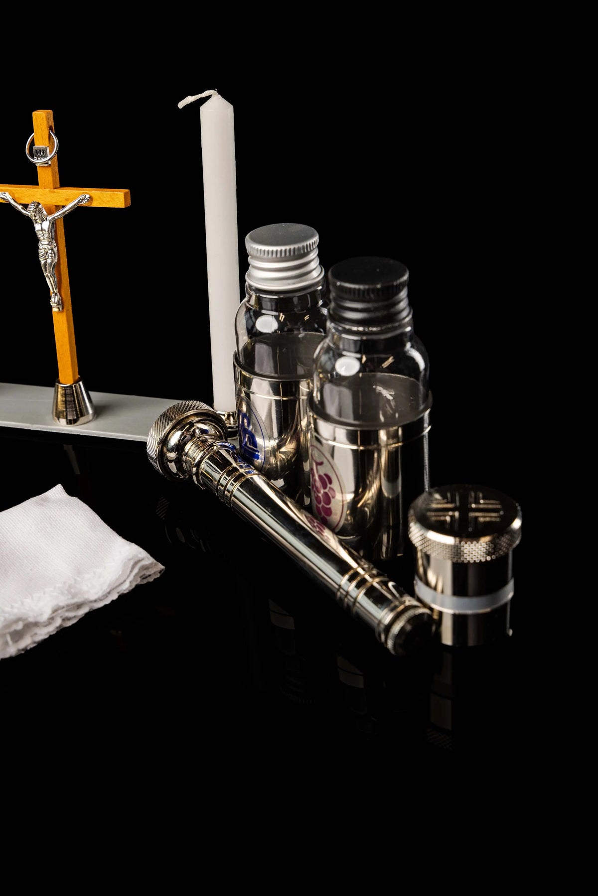 Valise liturgique pour les missions avec équipement complet, équipement présenté ouvert