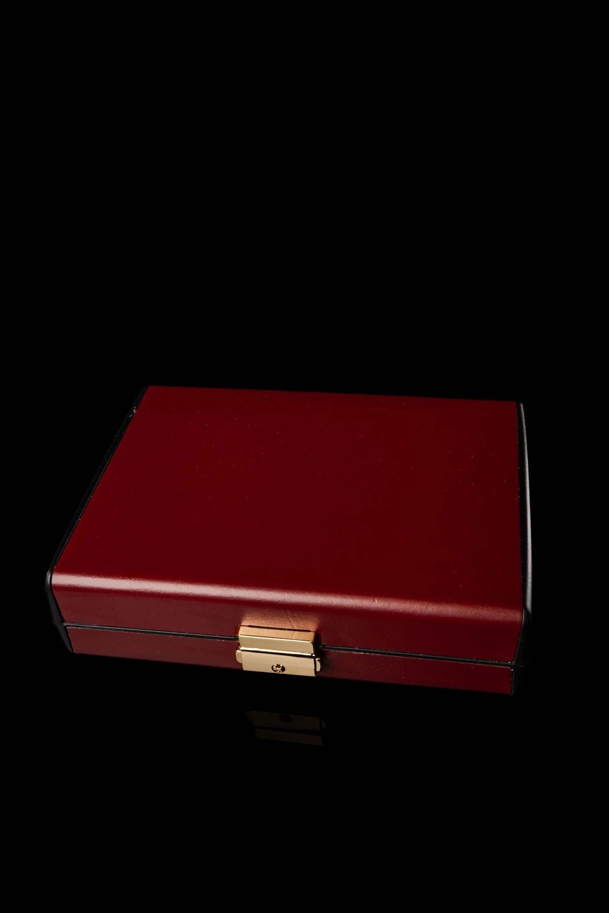 Rouge valise liturgique pour les missions avec équipement complet, vue fermée