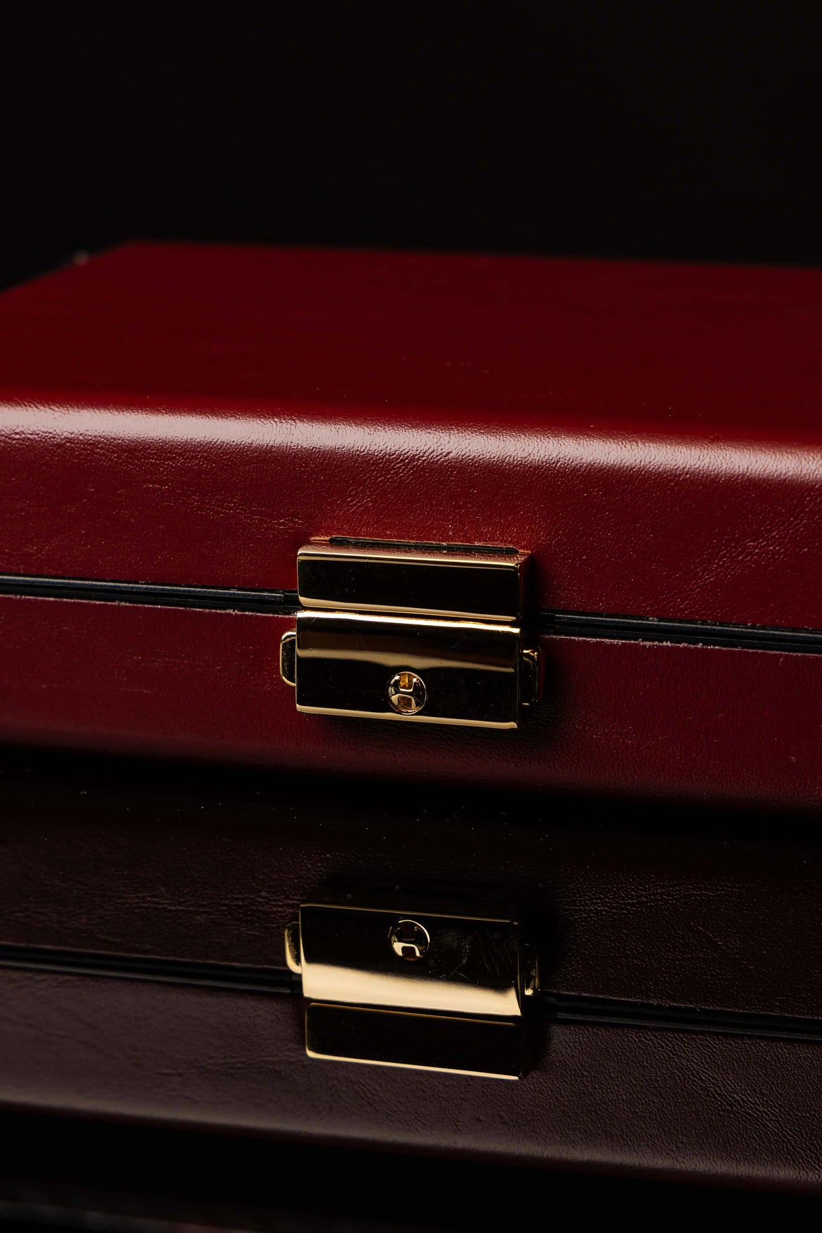 Rouge valise liturgique pour les missions avec équipement complet, gros plan du fermoir