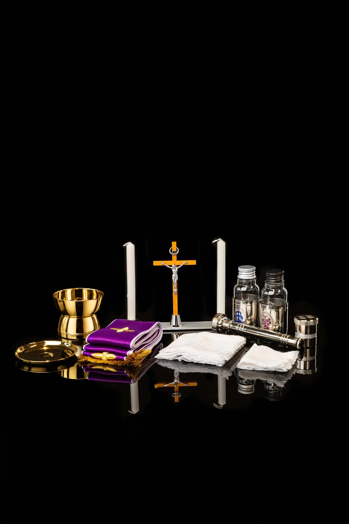 Valise liturgique de mission avec équipement complet, accessoires déployés, vue d’ensemble