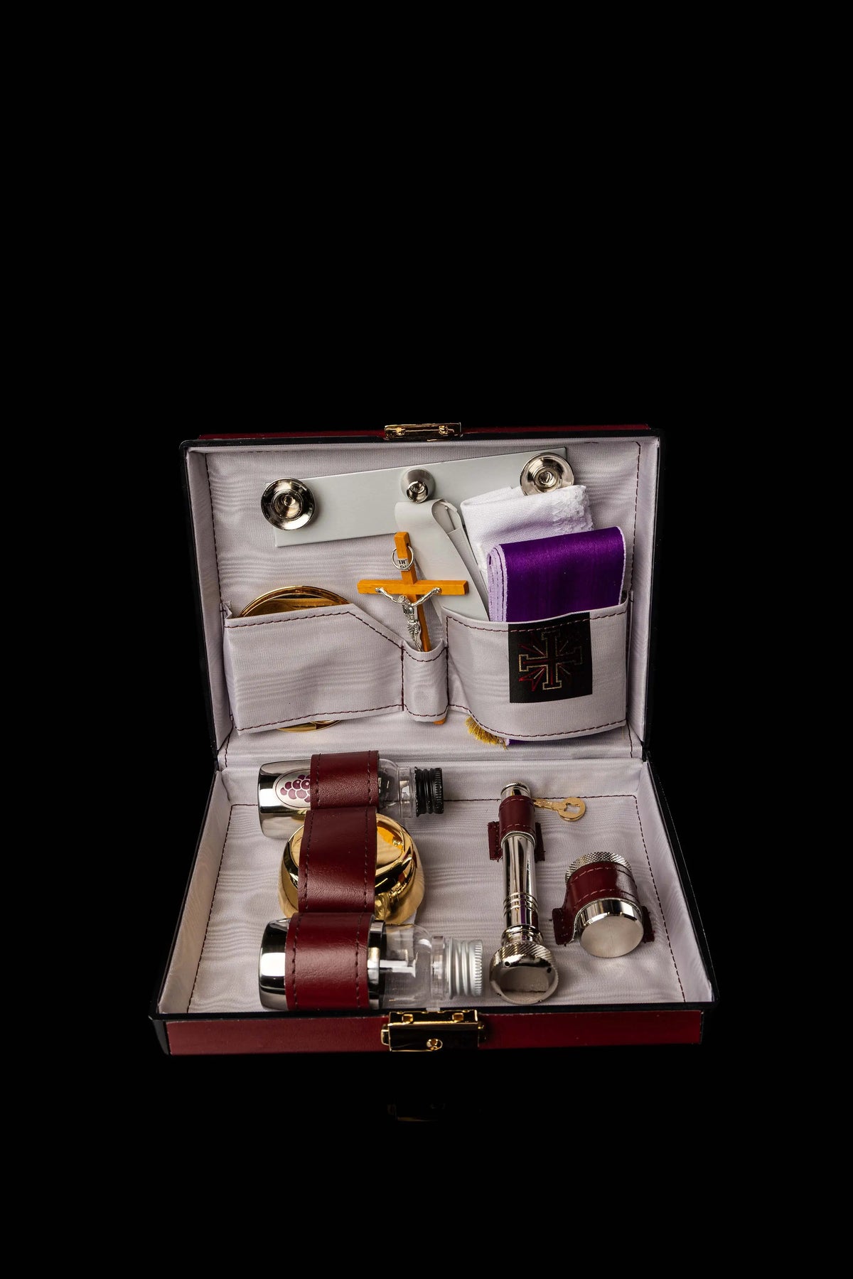 Valise liturgique de mission avec croix et accessoires rangés, vue de face