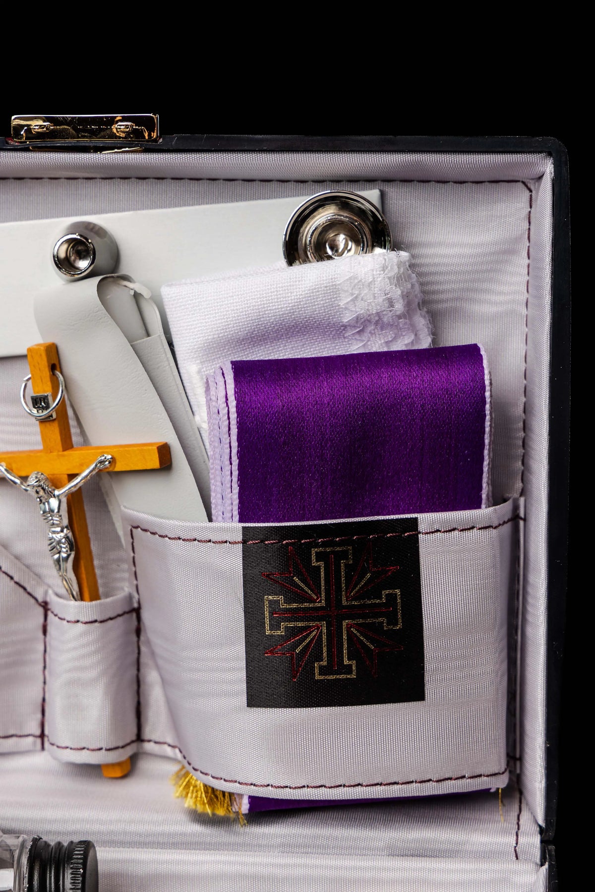 Valise liturgique de mission avec étole violette et croix, gros plan