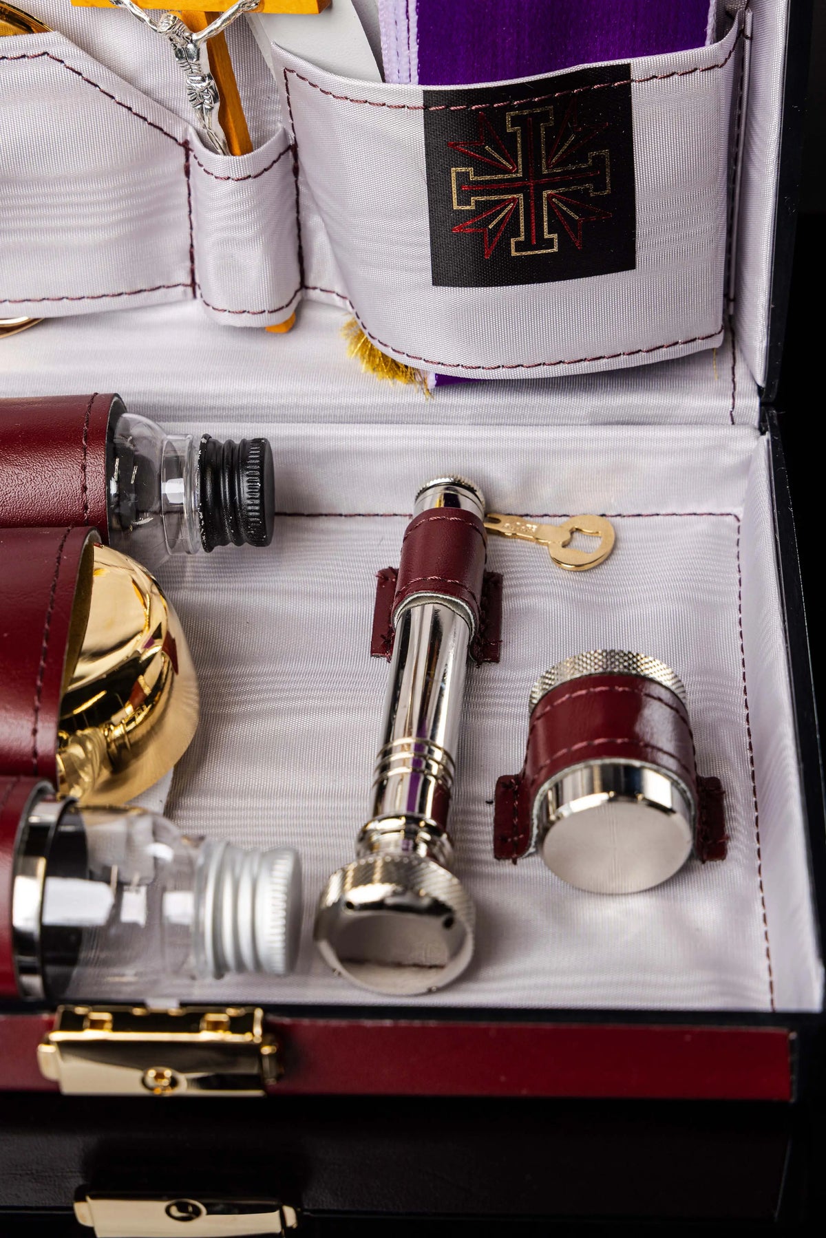 Valise liturgique de mission avec flacons, goupillon et accessoires, gros plan