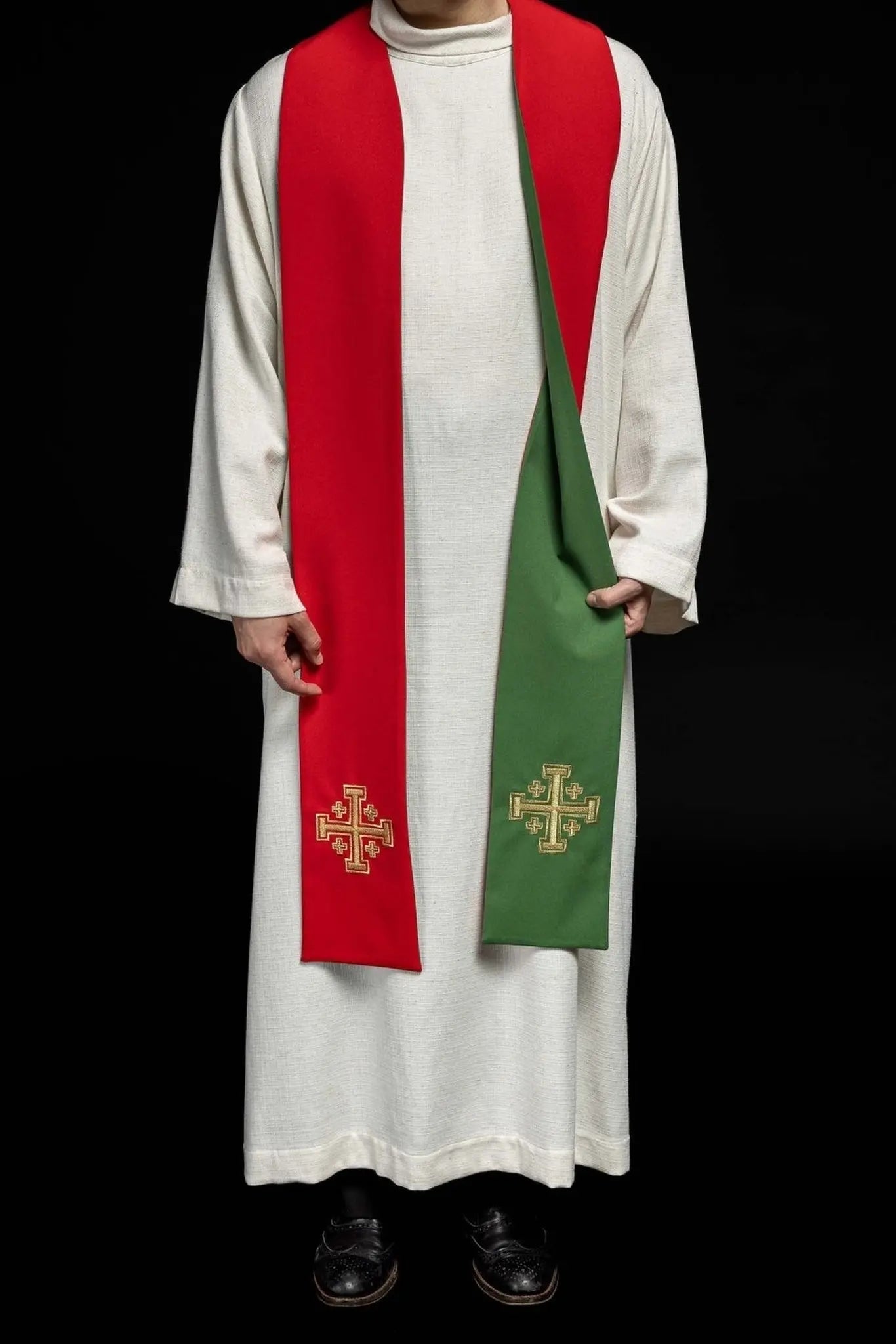 Étoles de prêtre brodées réversibles vertes et rouges avec croix de Jérusalem