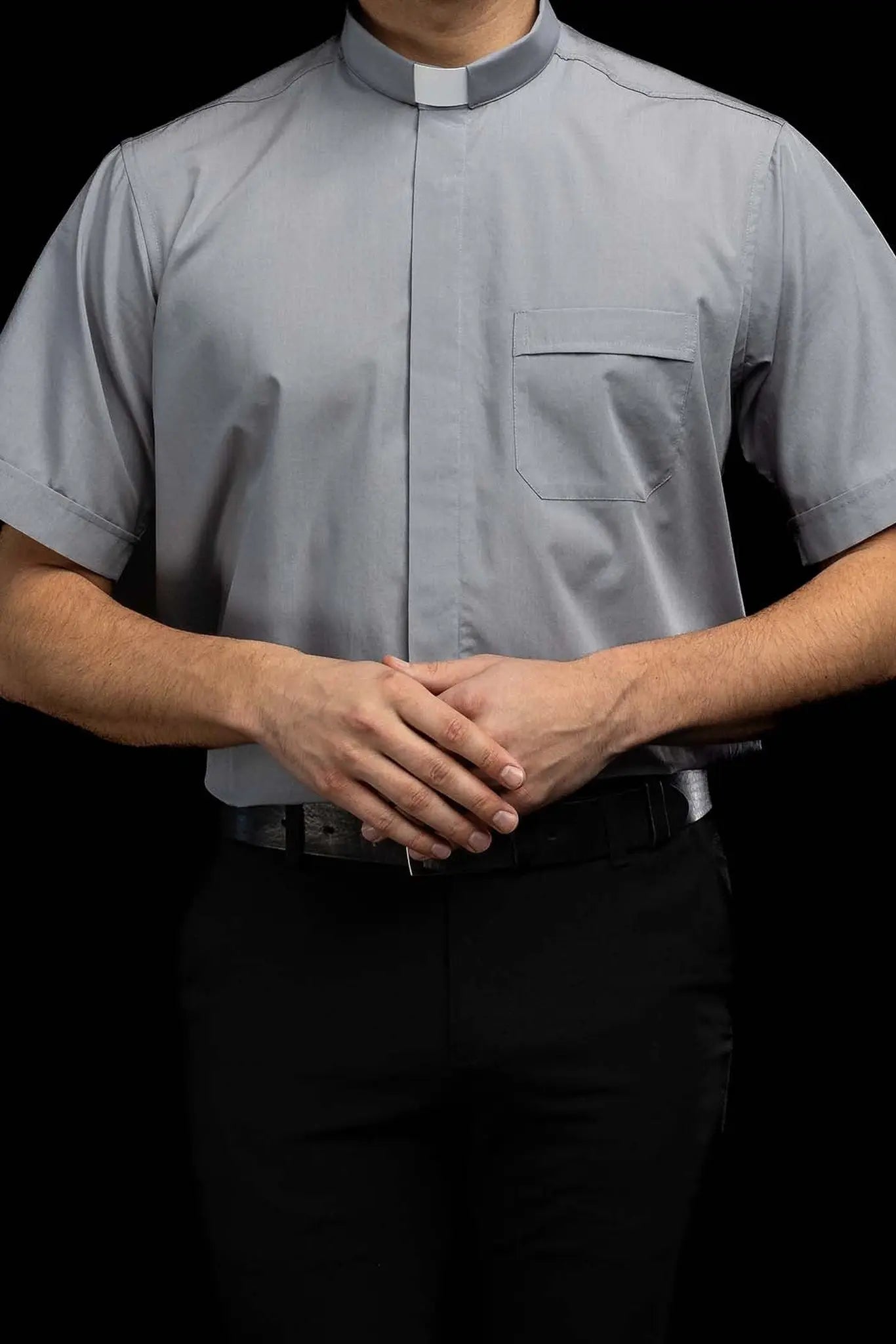 Chemise ecclésiastique gris clair manches courtes avec patte de col