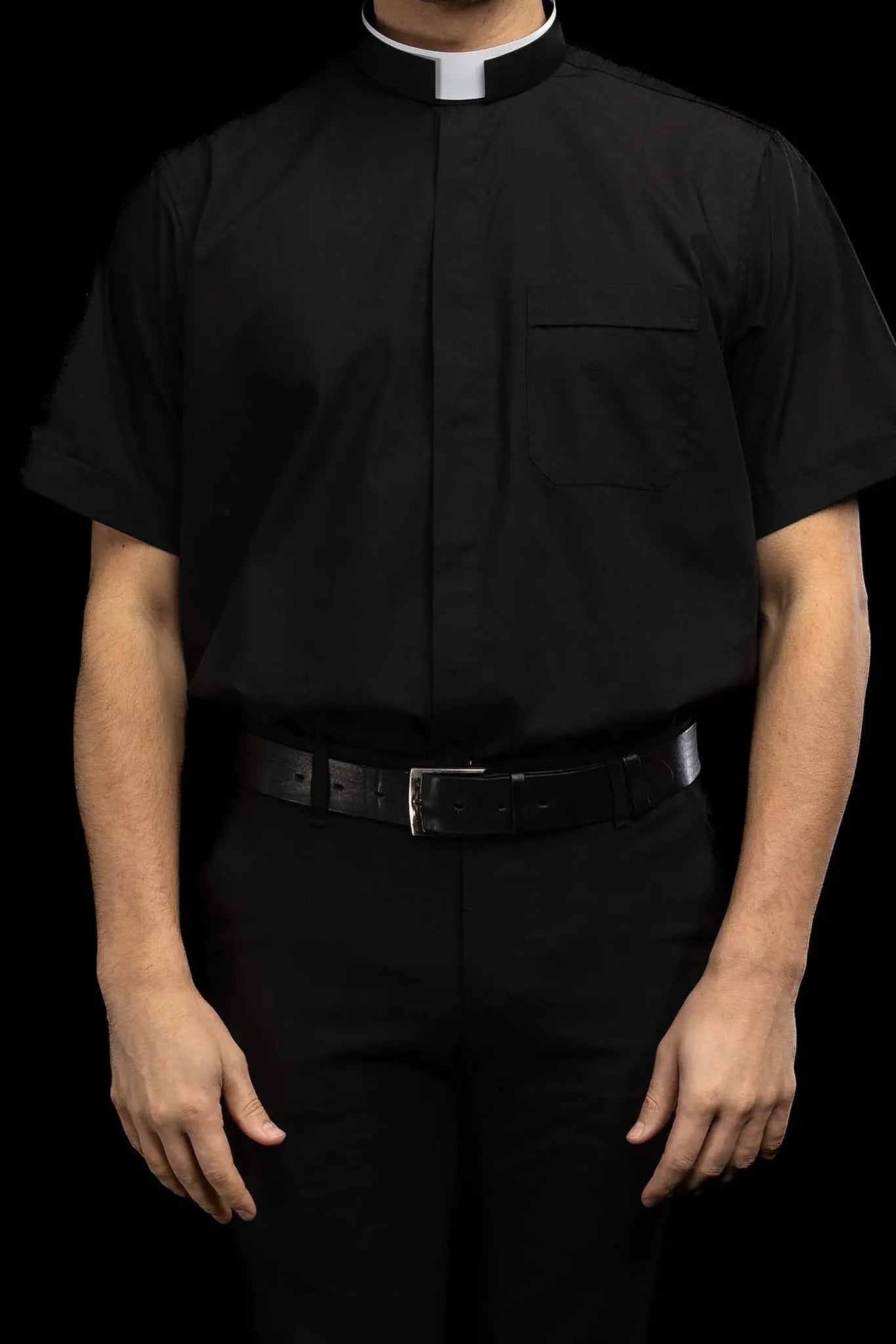 Chemise ecclésiastique romaine noire à manches courtes avec patte de col