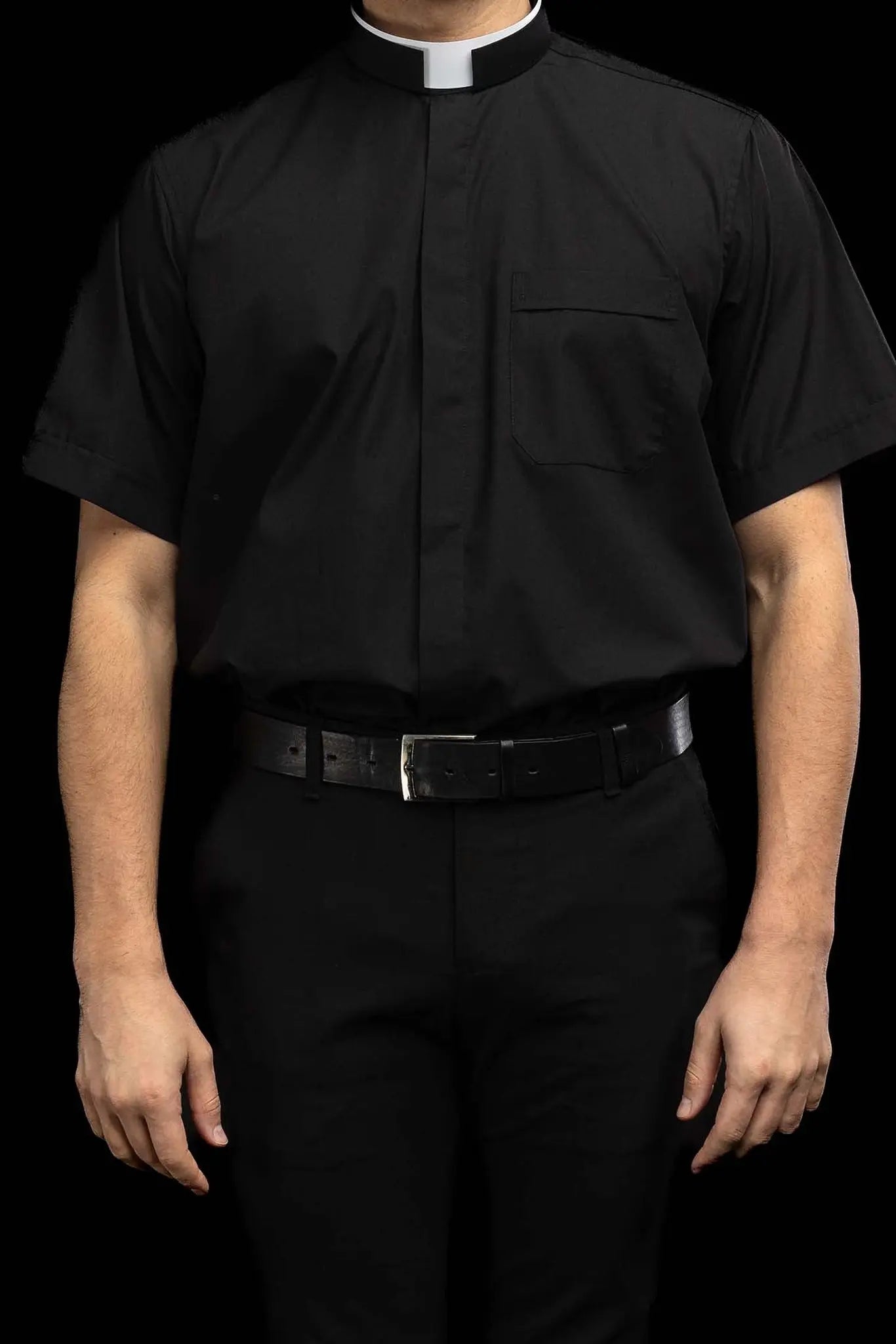 Chemise ecclésiastique romaine noire à manches courtes avec patte de col