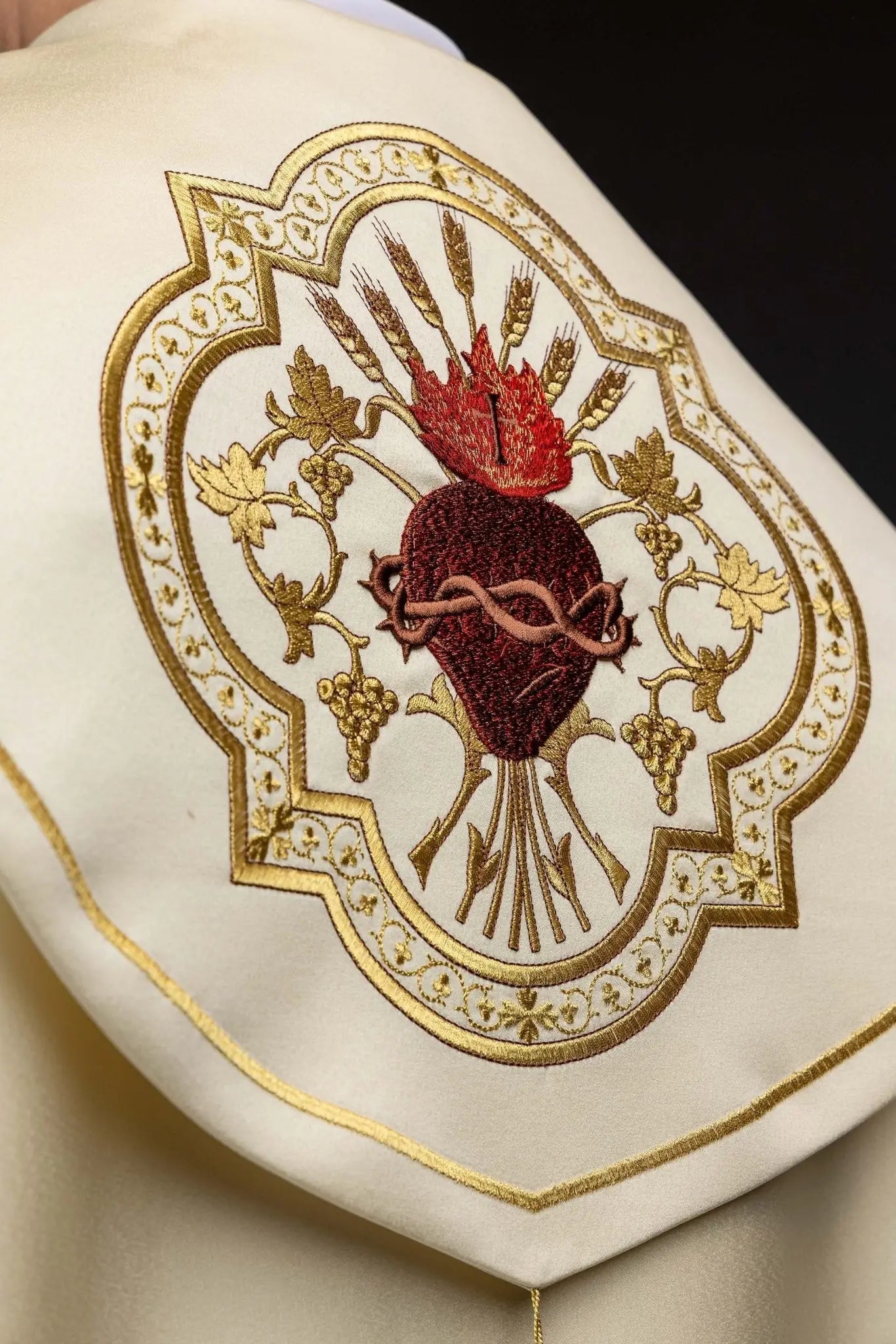 Chape liturgique avec broderie du Sacré-Cœur de Jésus