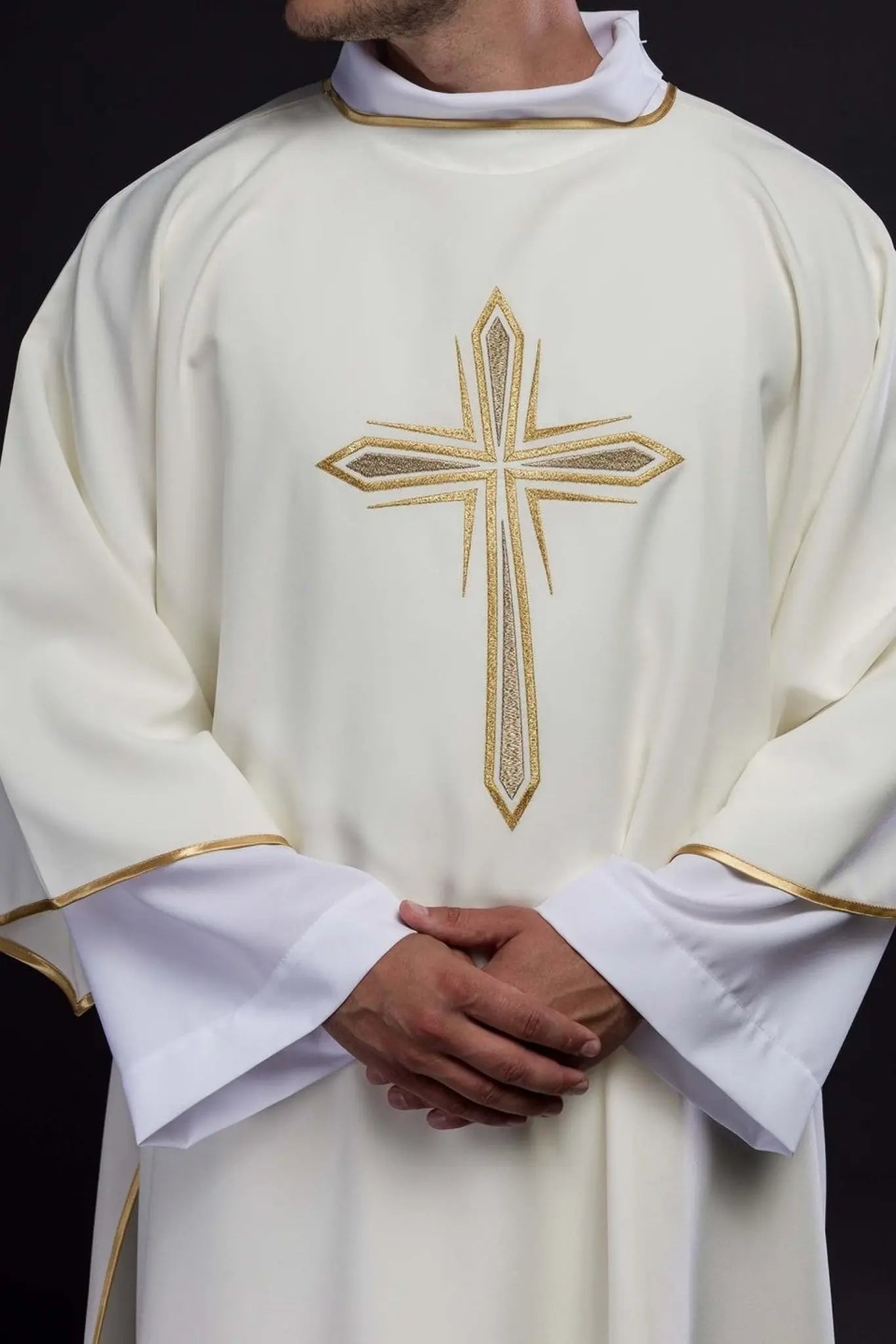 Dalmatique écrue avec croix dorée brodée