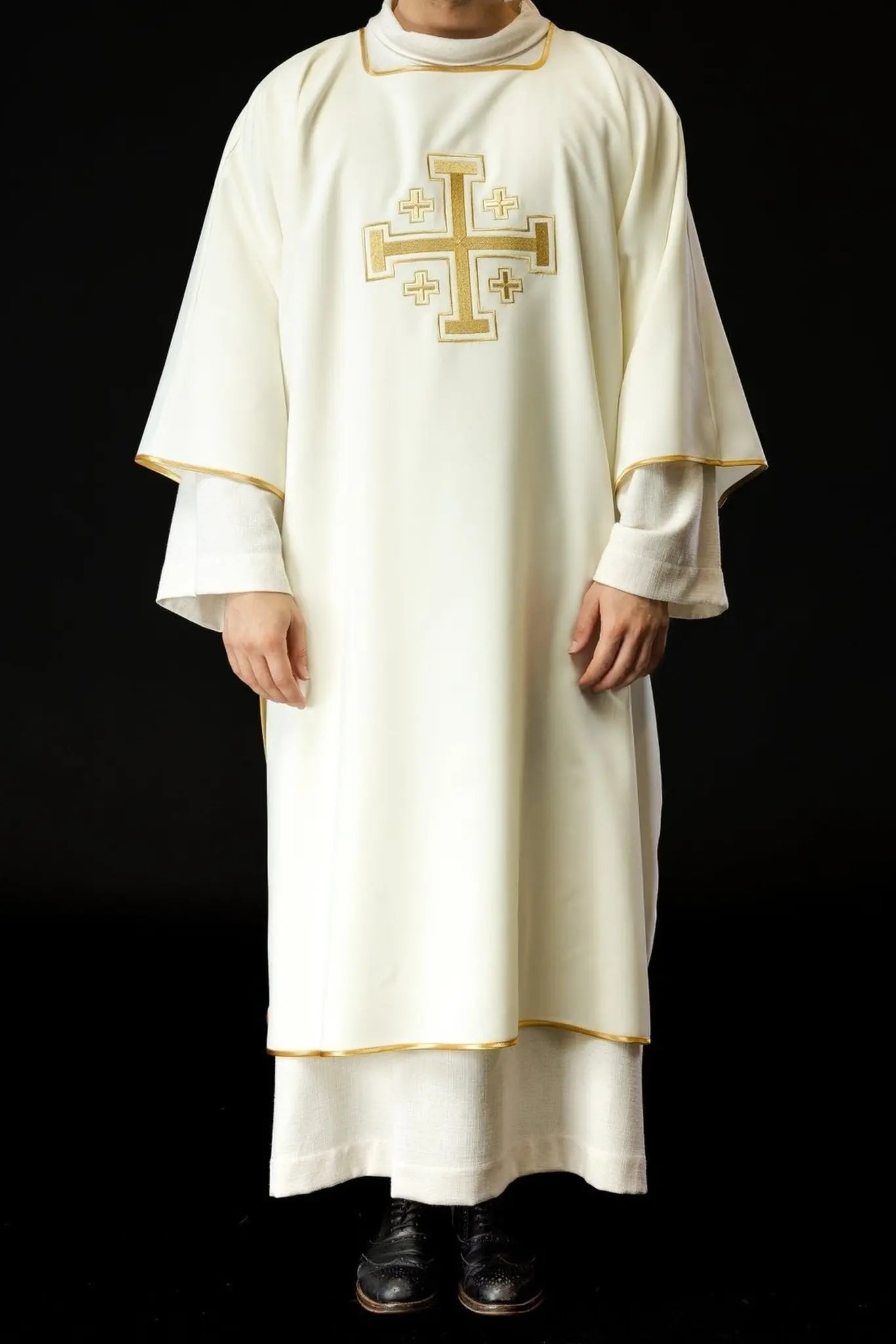 Dalmatie écrue avec croix dorées brodées