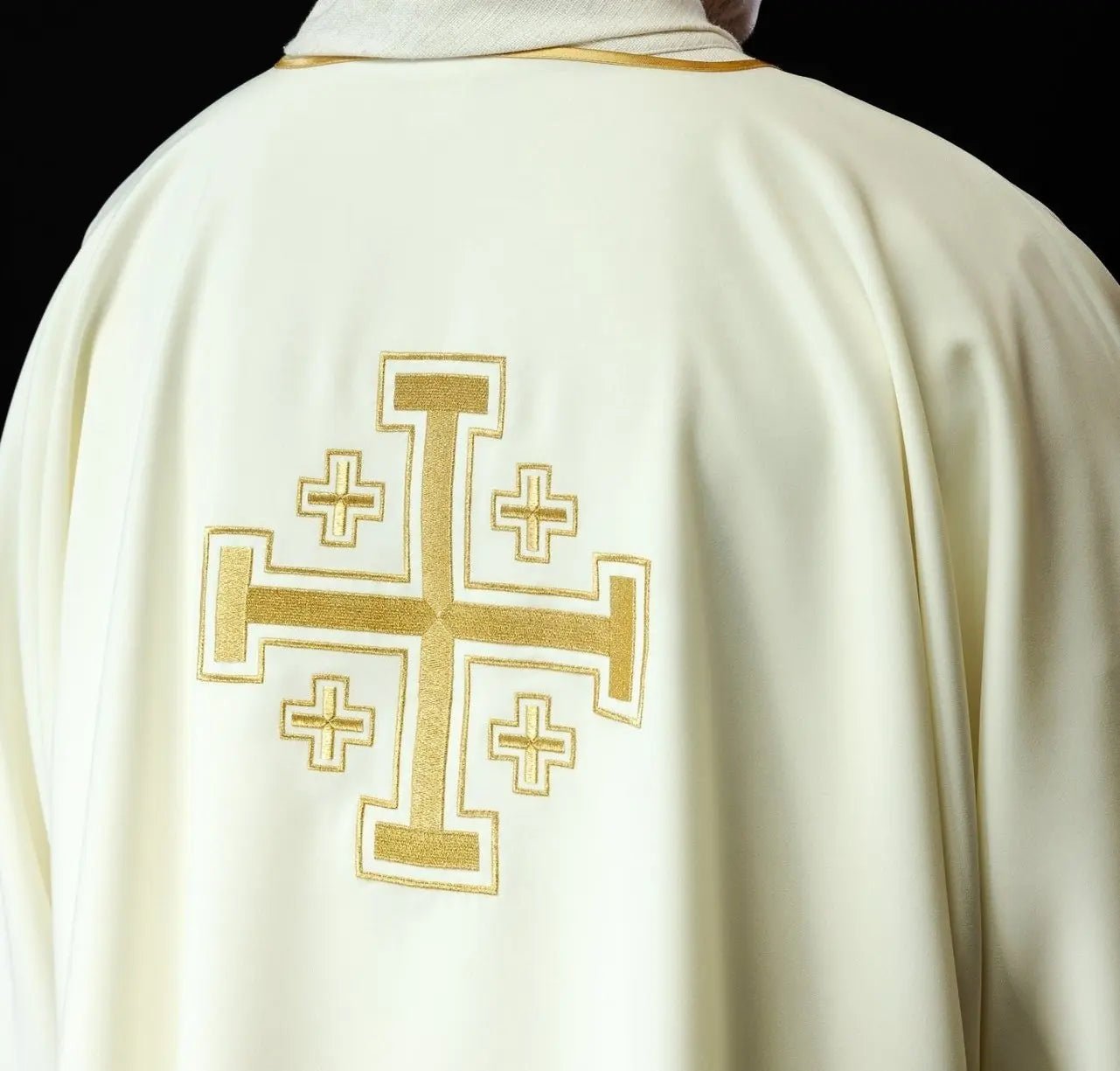 Dalmatie écrue avec croix dorées brodées