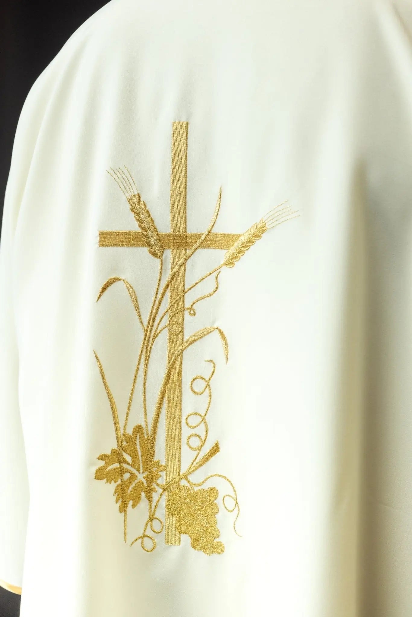 Dalmatique écrue avec broderie de croix Pax dorée