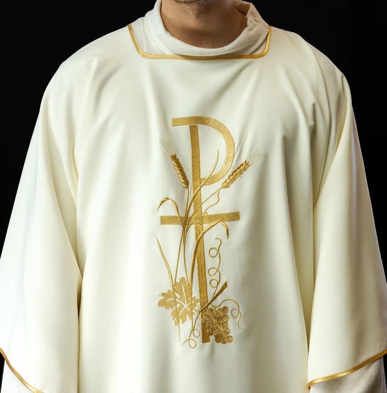 Dalmatique écrue avec broderie de croix Pax dorée