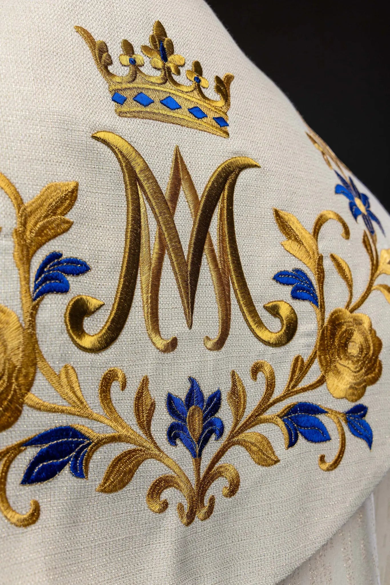 Ecru embroidered cope with Marian symbol - HAFTINA ATELIER
