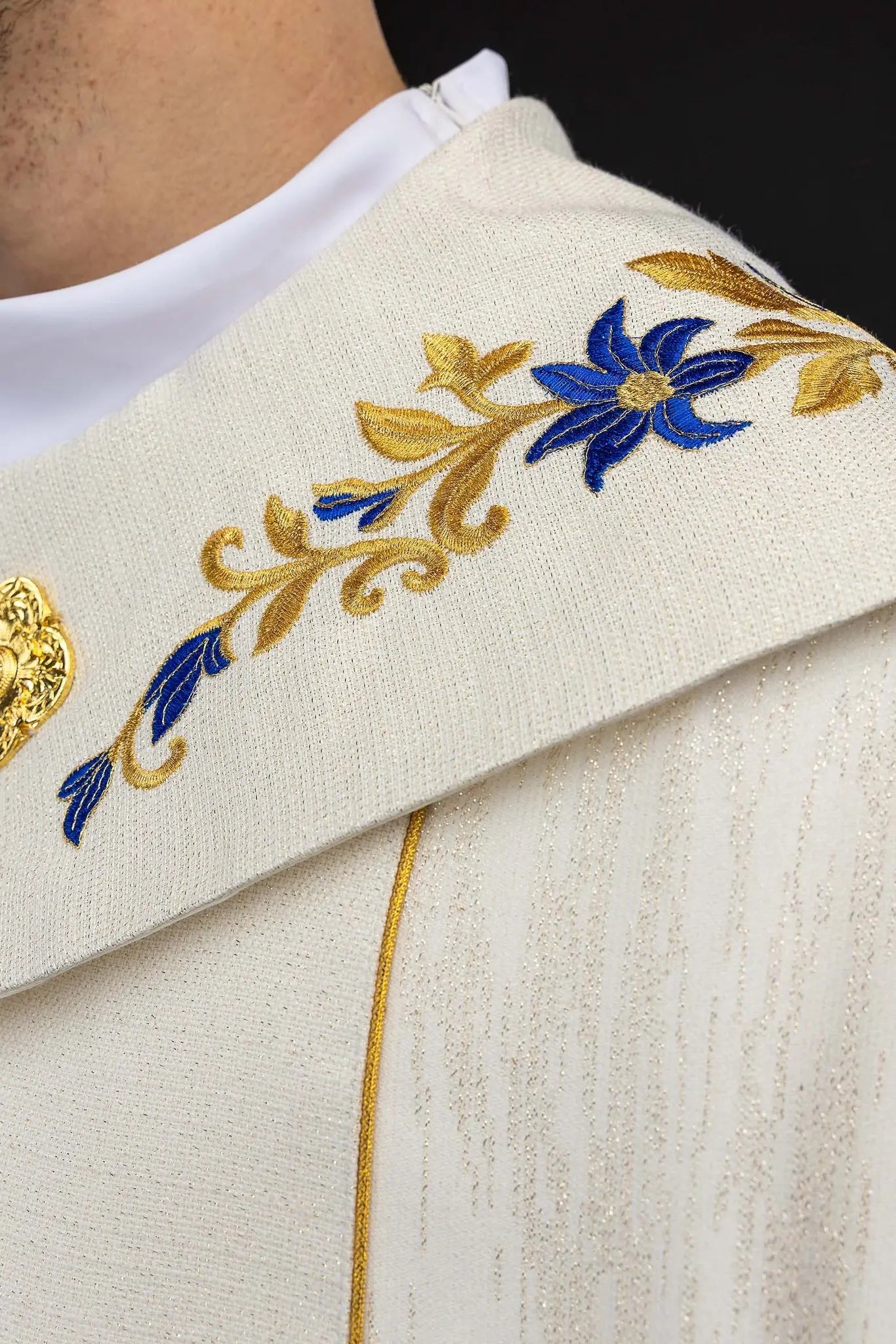 Ecru embroidered cope with Marian symbol - HAFTINA ATELIER
