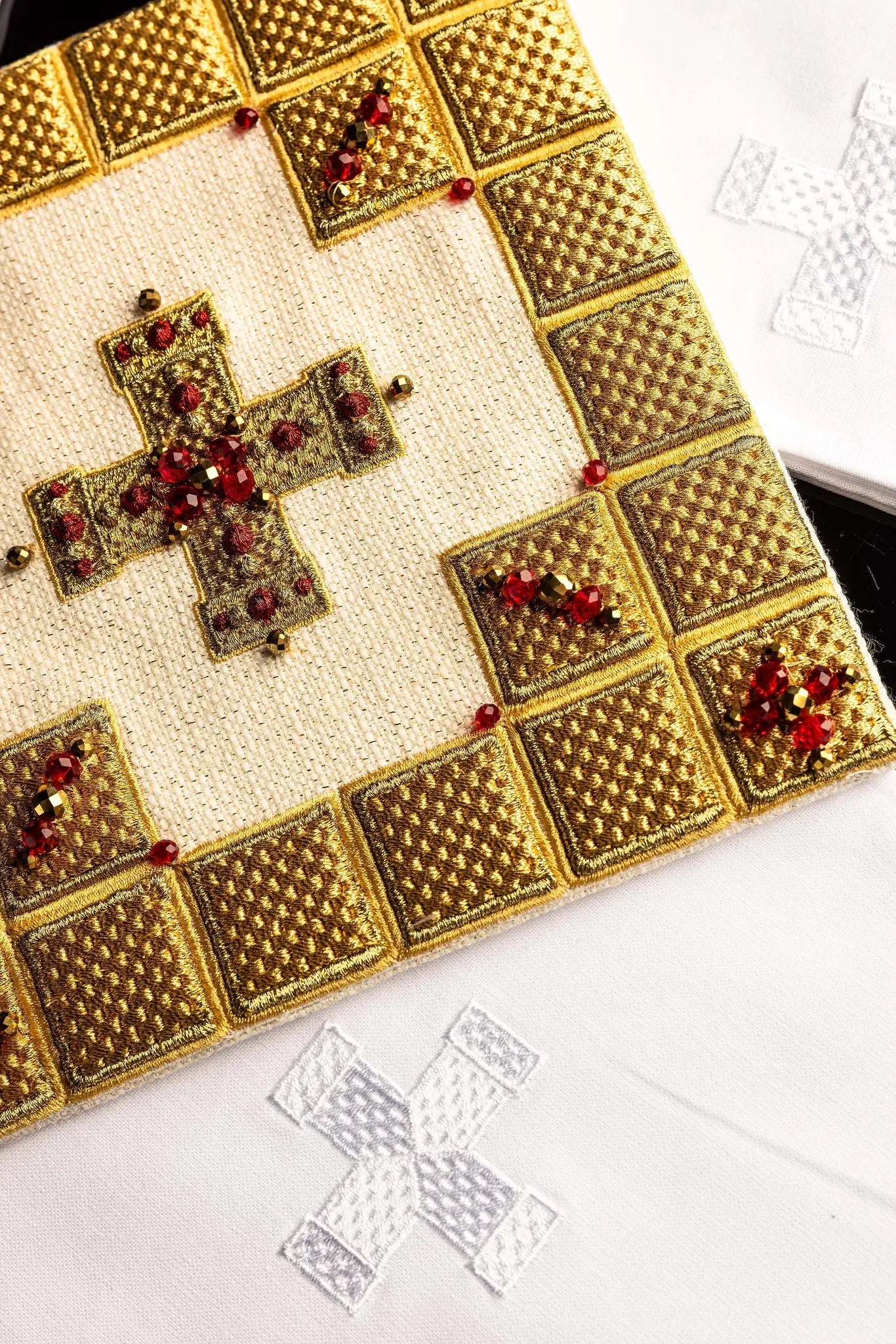 Ecru Handmade Chalice Linen Set with Natural Stones - HAFTINA ATELIER