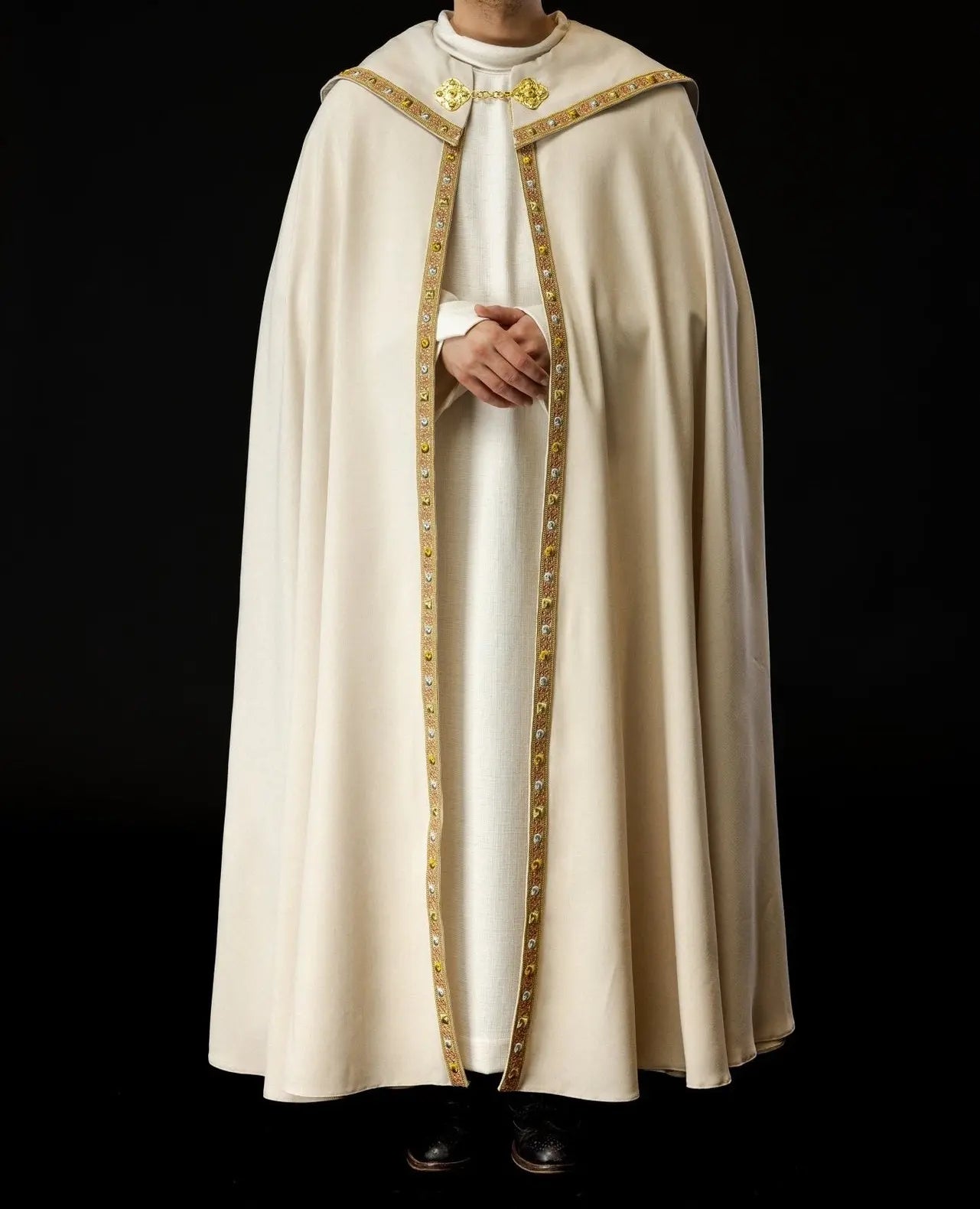 Cape liturgique écrue avec IHS doré