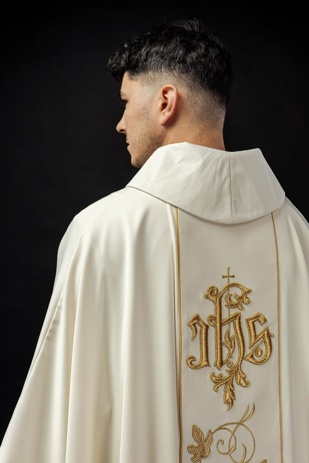 Ecru ornat liturgiczny z bogato zdobionym pasem motywem florystycznym i IHS