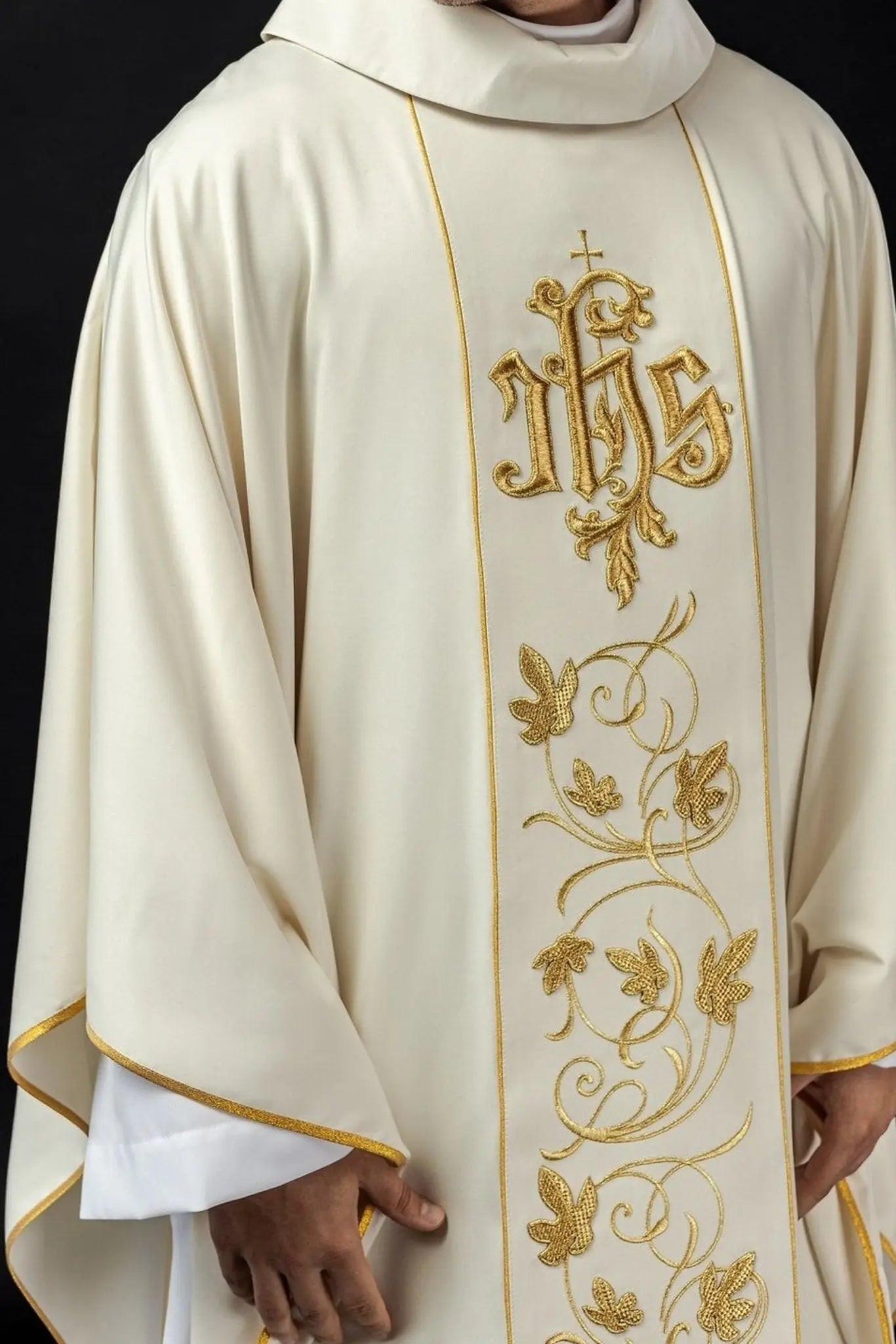 Chasuble liturgique écrue avec ceinture richement décorée de motif floral et IHS