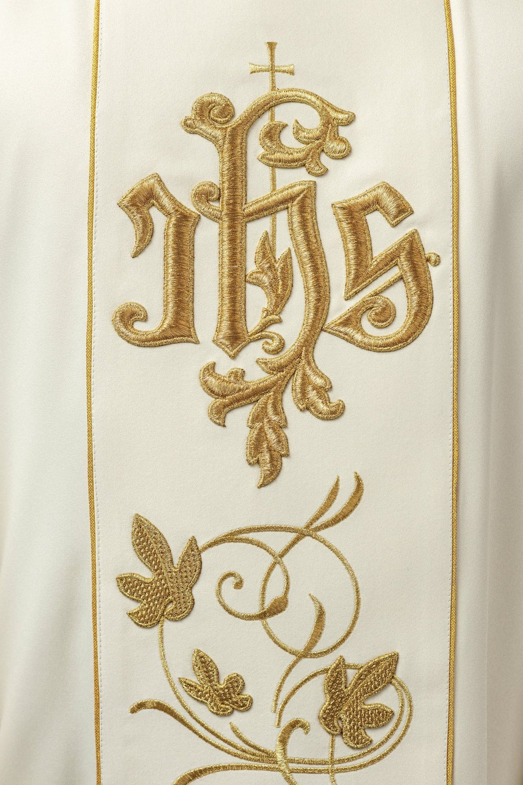 Ecru ornat liturgiczny z bogato zdobionym pasem motywem florystycznym i IHS