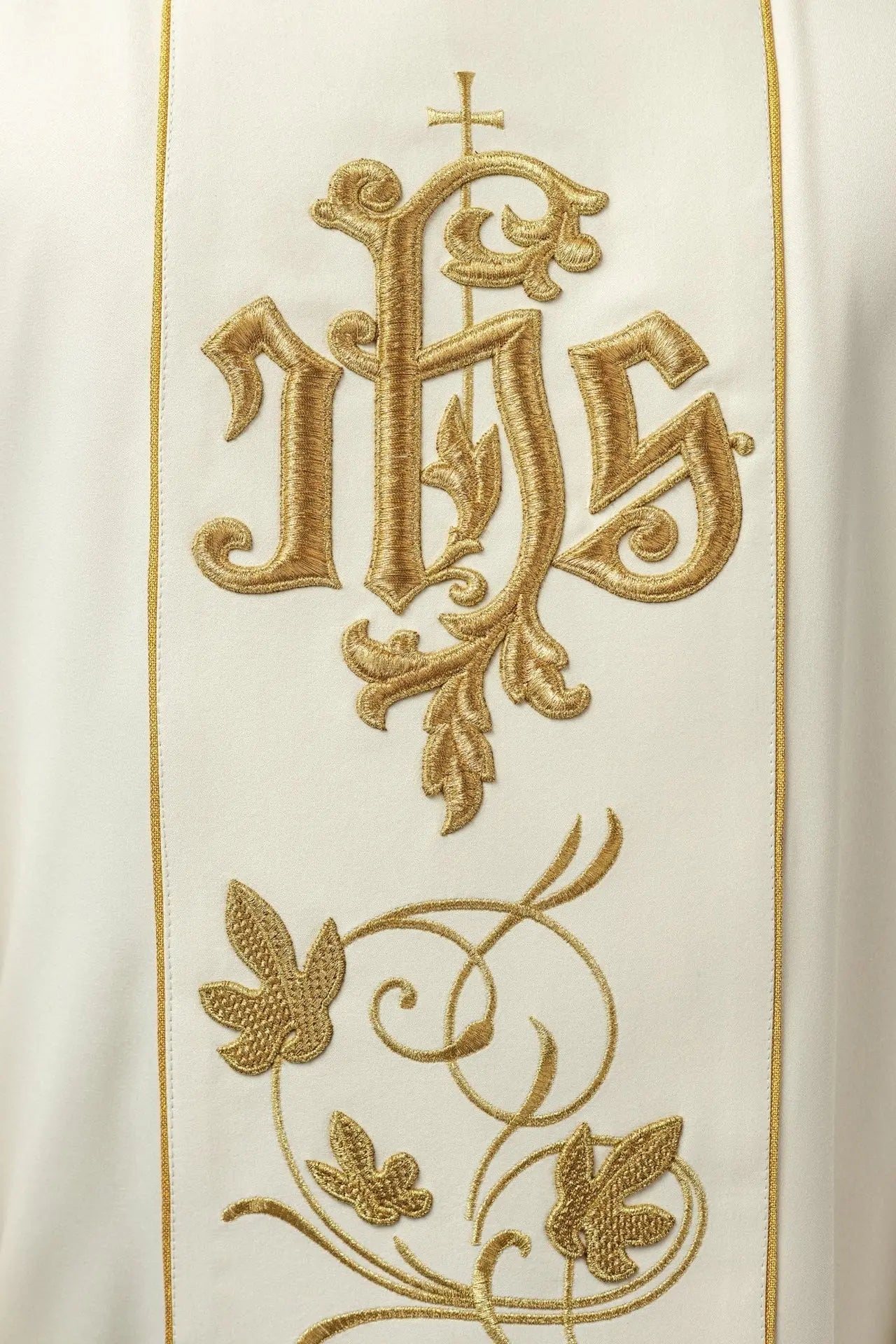 Chasuble liturgique écrue avec ceinture richement décorée de motif floral et IHS