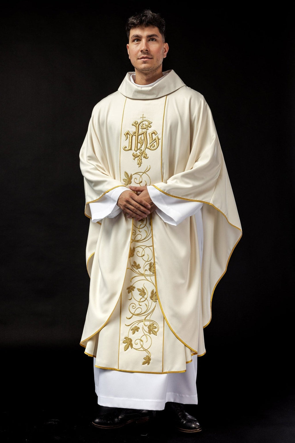 Ecru ornat liturgiczny z bogato zdobionym pasem motywem florystycznym i IHS