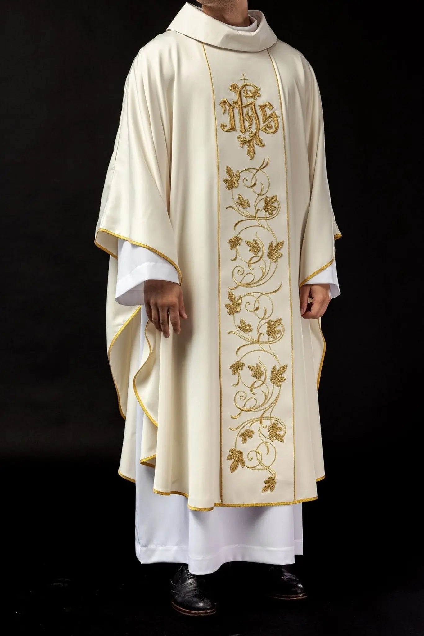 Chasuble liturgique écrue avec ceinture richement décorée de motif floral et IHS