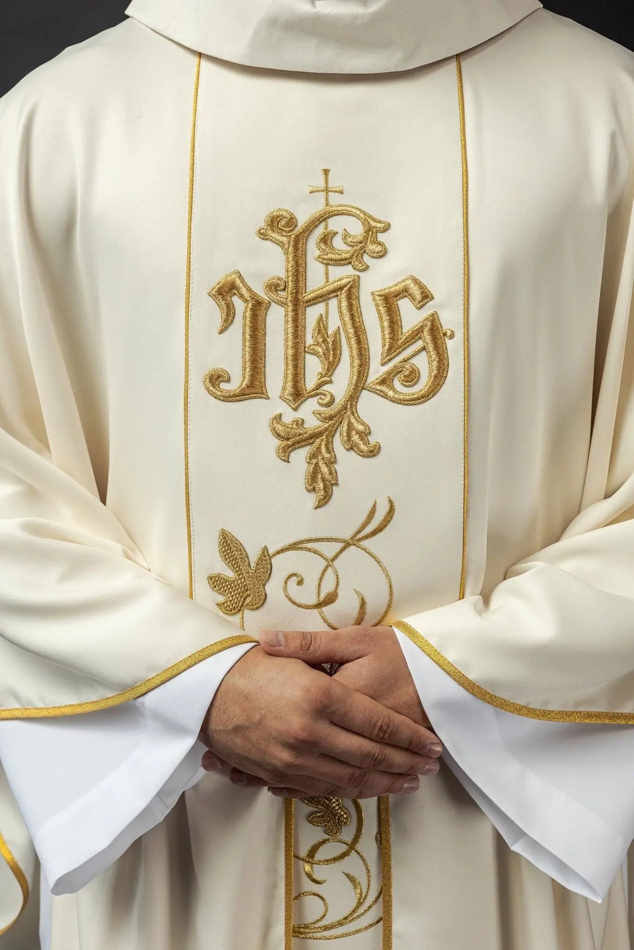 Chasuble liturgique écrue avec ceinture richement décorée de motif floral et IHS