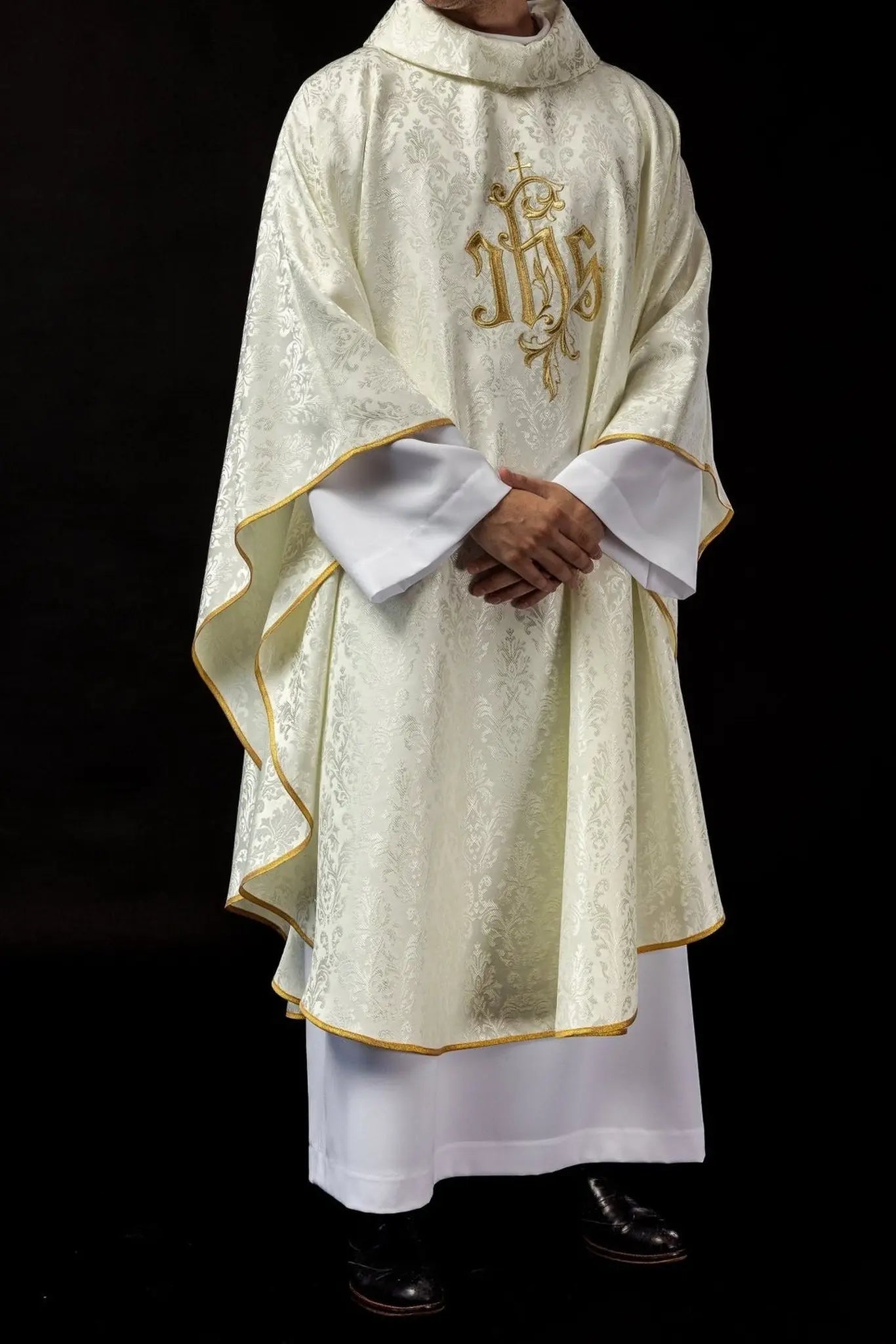 Chasuble écrue avec motif IHS brodé sur tissu décoratif