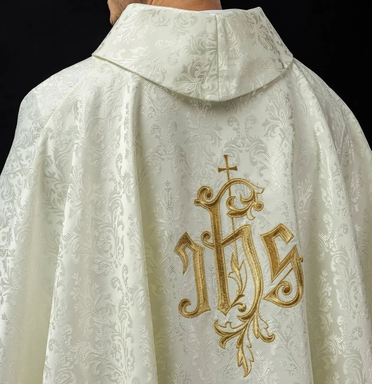 Chasuble écrue avec motif IHS brodé sur tissu décoratif