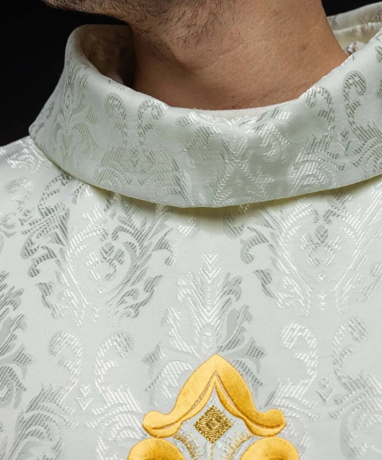 Chasuble écrue avec croix, fabriquée en tissu à motifs
