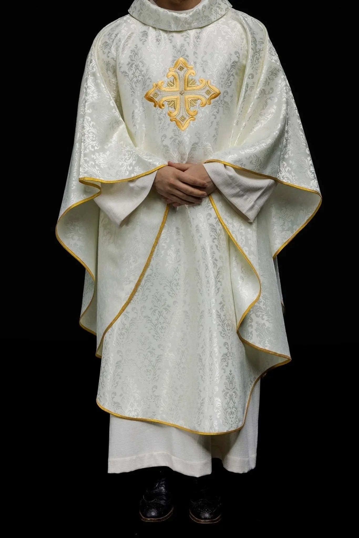 Chasuble écrue avec croix, fabriquée en tissu à motifs