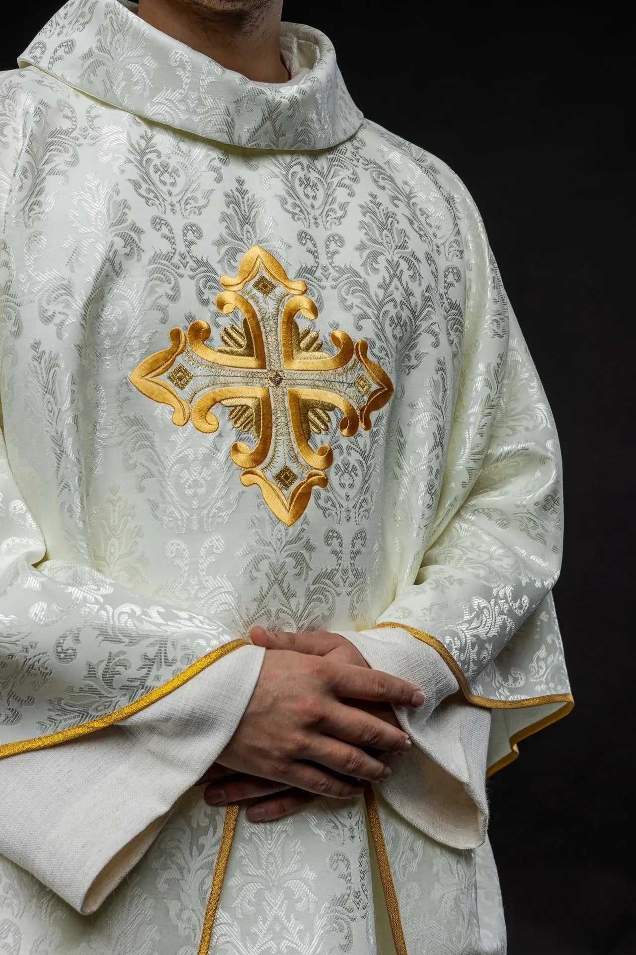 Chasuble écrue avec croix, fabriquée en tissu à motifs